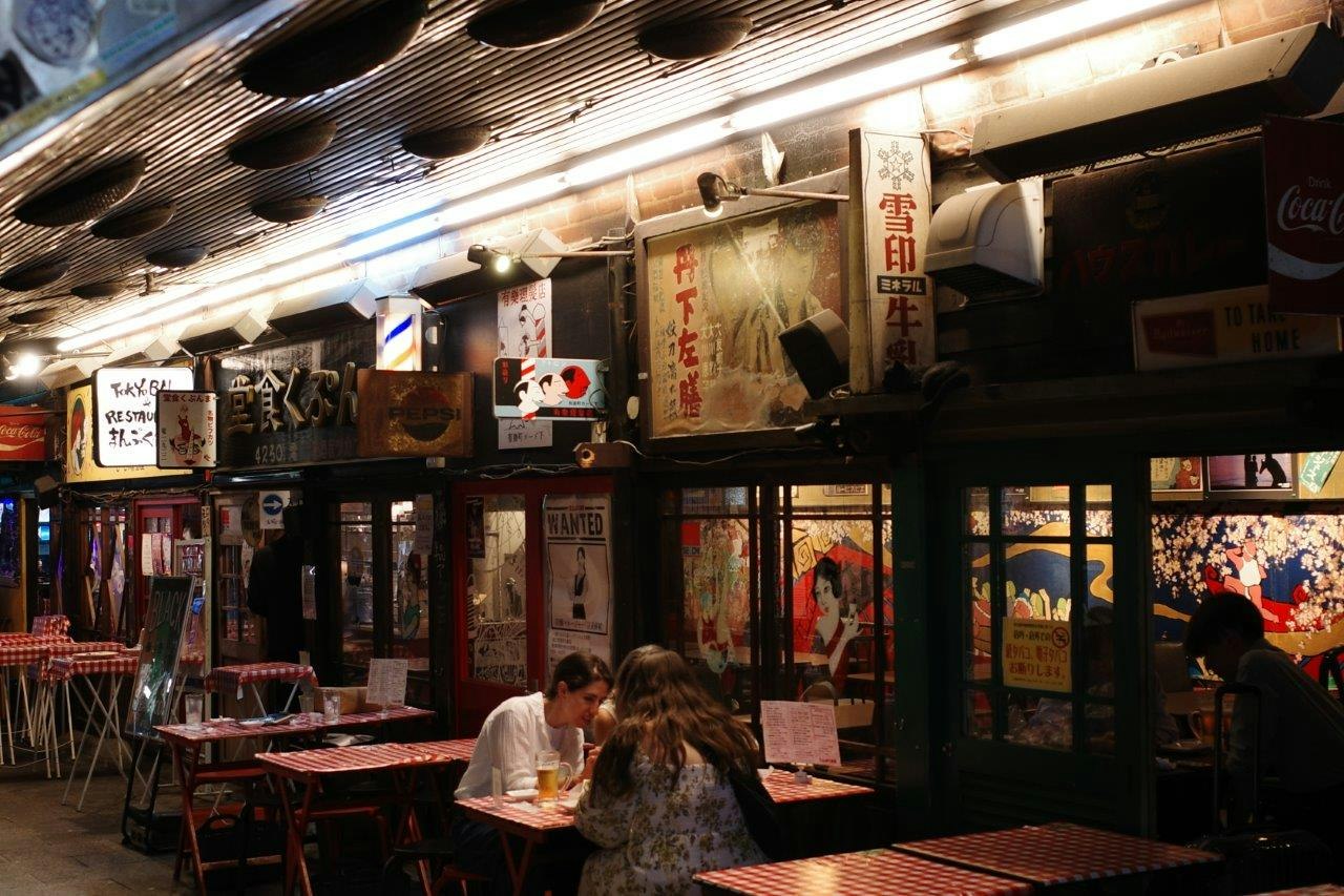 屋内の商店街風の屋台と看板が並ぶ通路