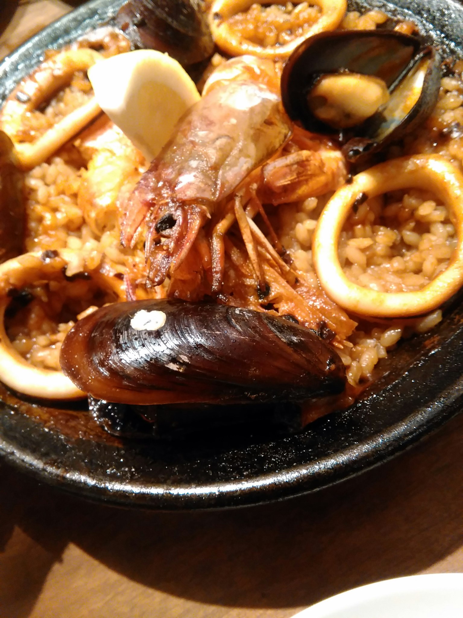Paella di frutti di mare con gamberi, calamari, cozze e riso