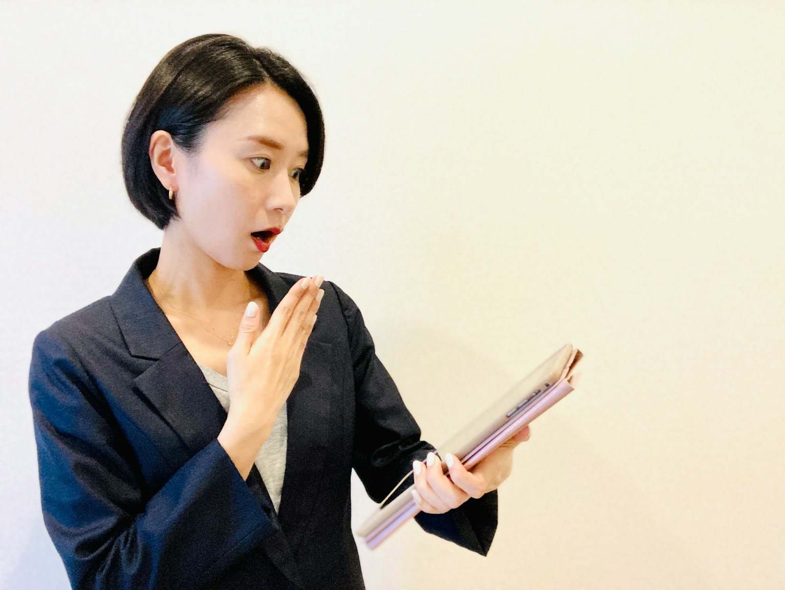 一位惊讶的女性手持文件