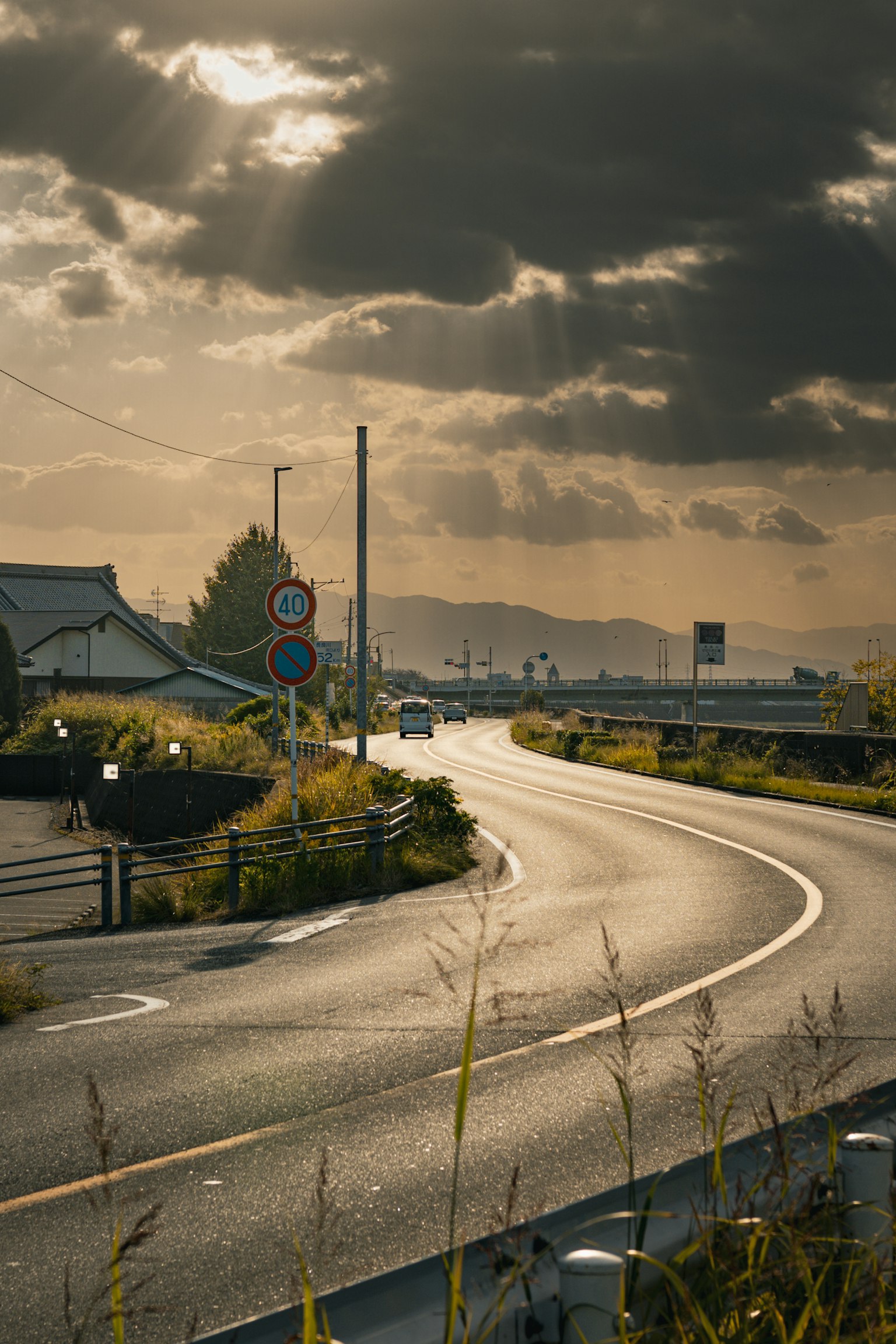 黃昏時分的彎曲道路和周圍風景