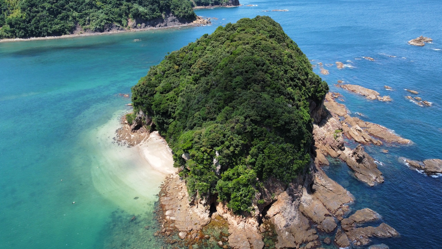 Vue aérienne d'une île verdoyante entourée d'eau bleue
