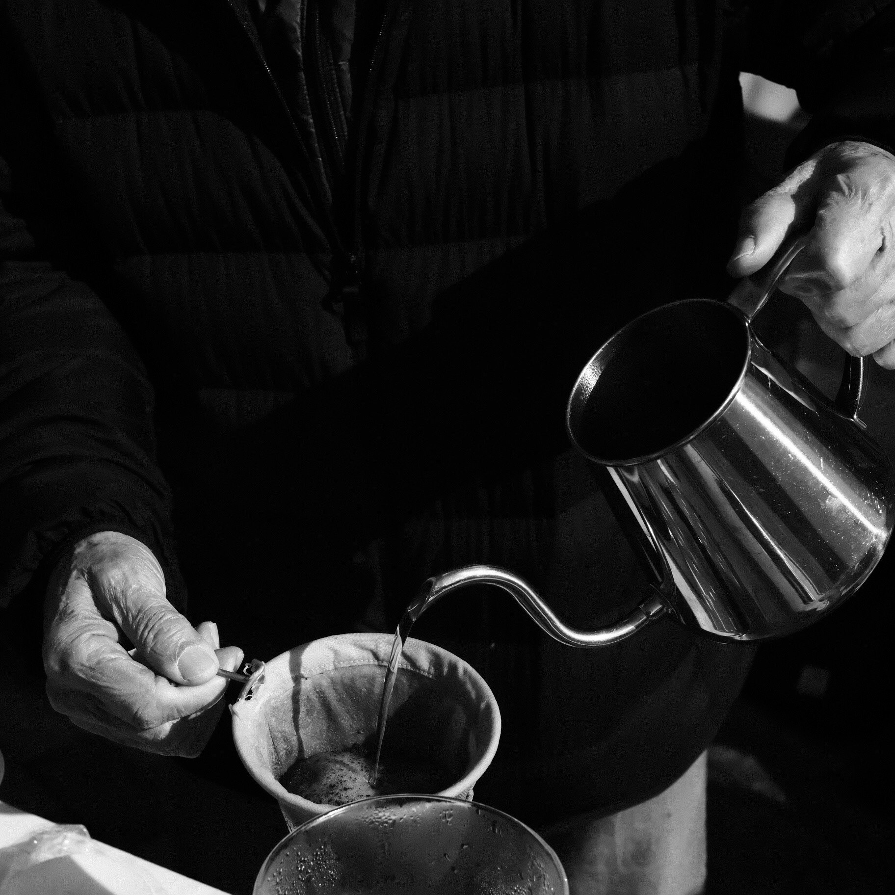 為長輩倒茶的手與茶杯