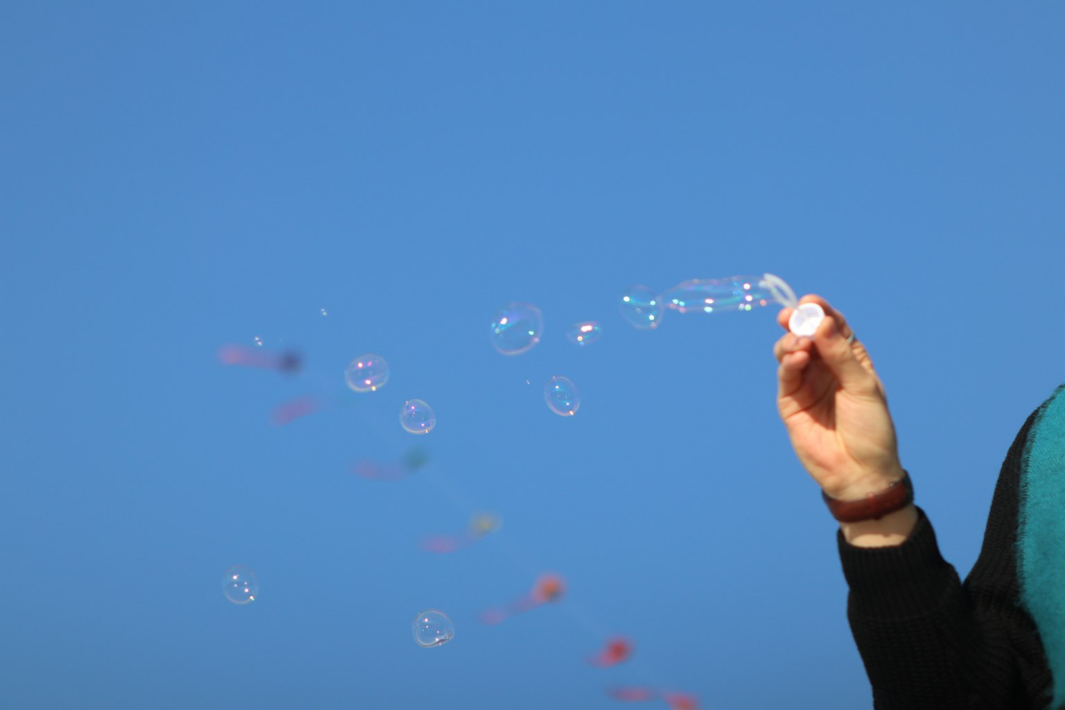 青空の下で泡を吹いている手