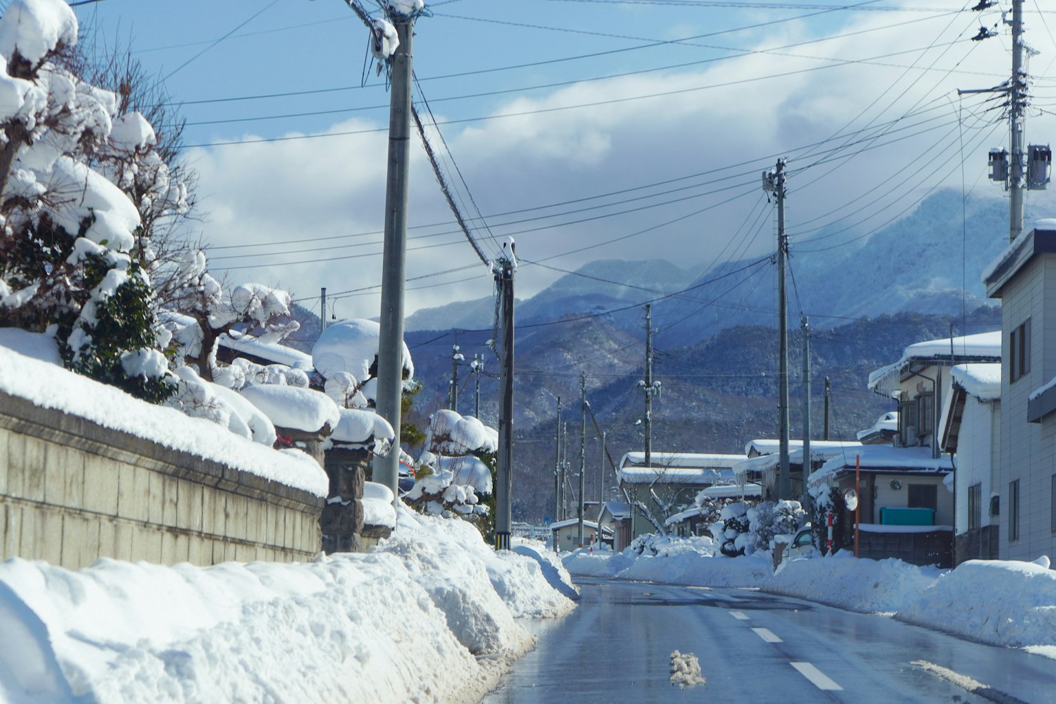被雪覆盖的道路和背景中的山脉