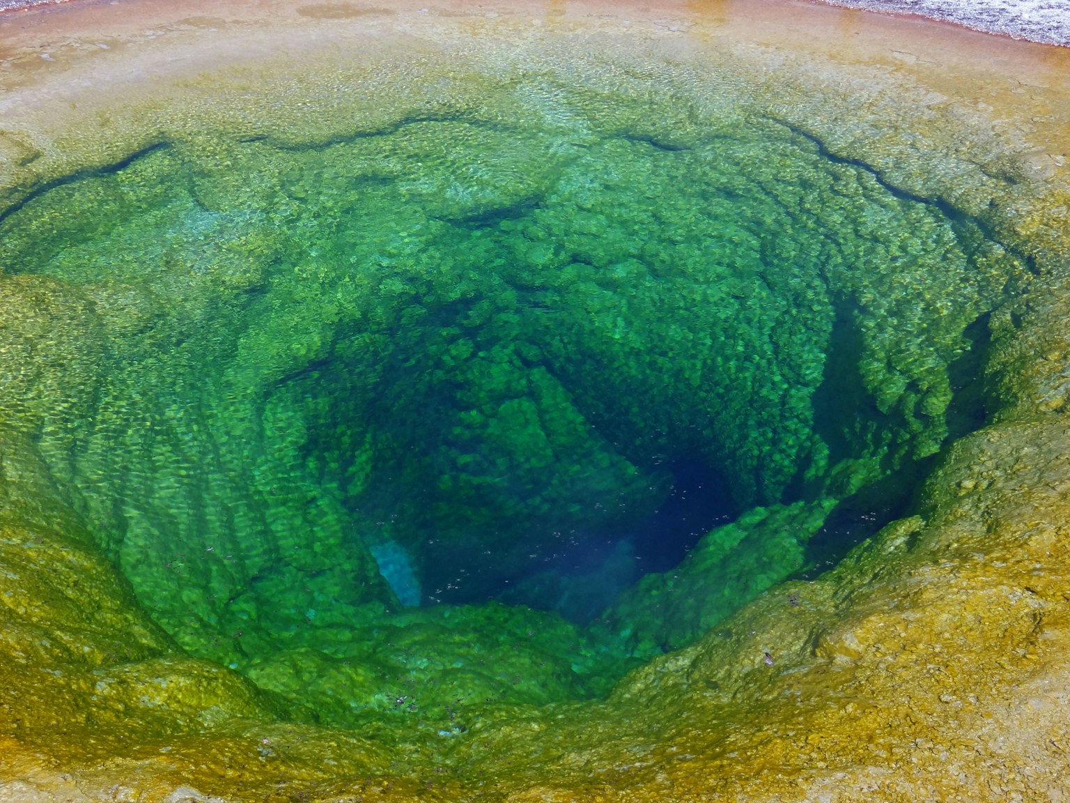 Nước xanh sâu trong suối nước nóng tại Vườn quốc gia Yellowstone