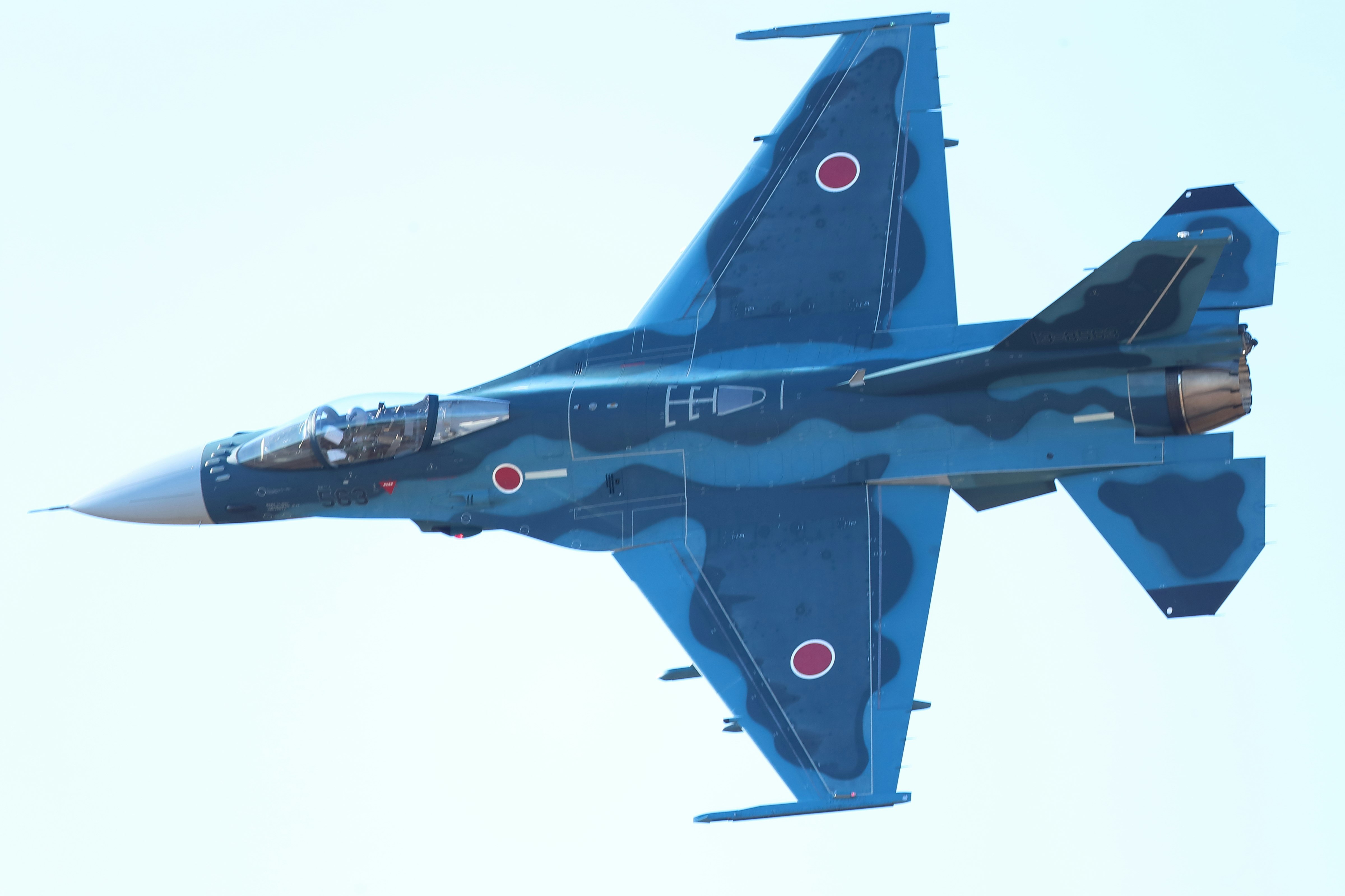 天空中飛行的戰鬥機側面視角