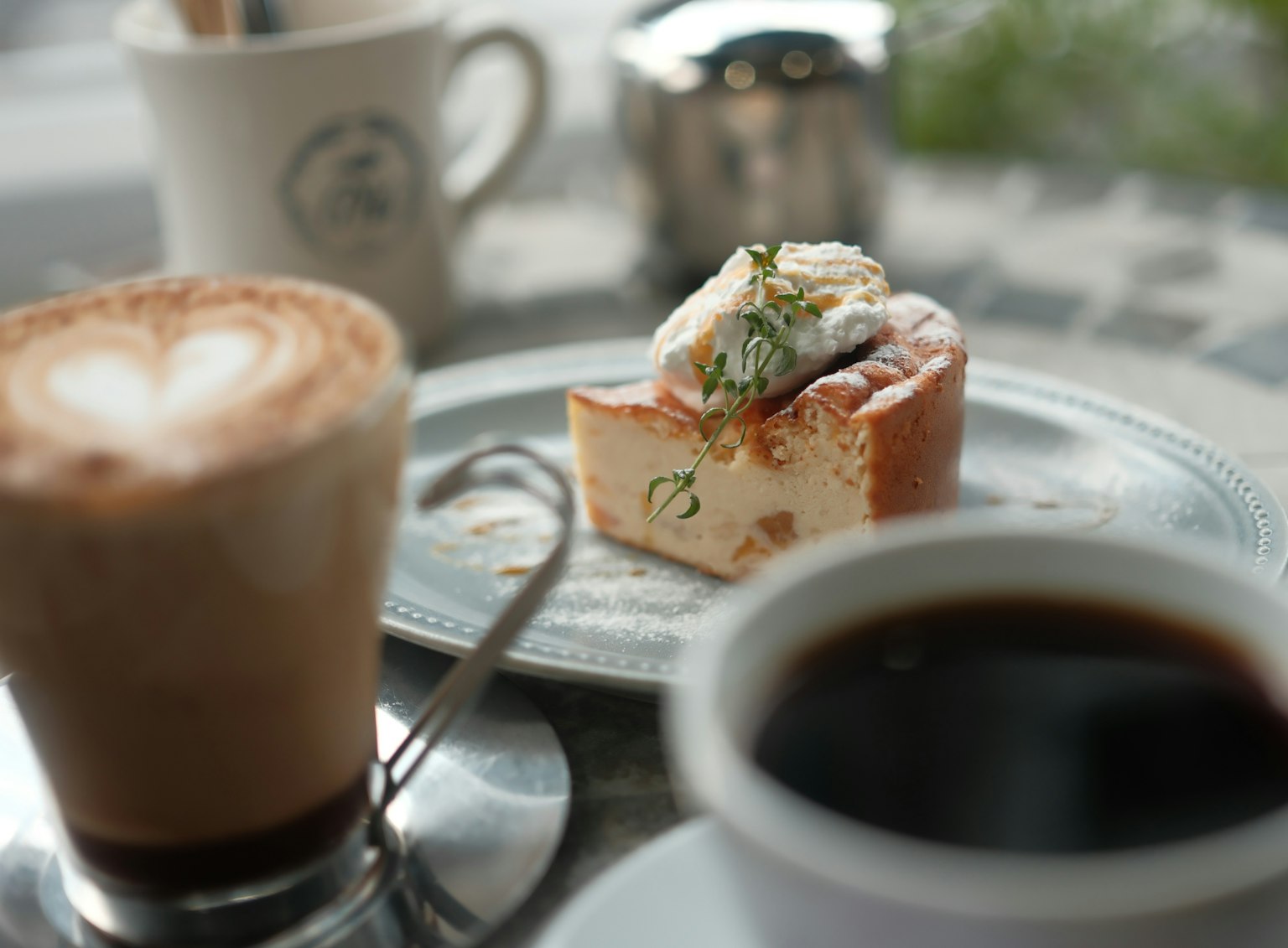 コーヒーとケーキの美しいプレートがテーブルに並んでいるシーン