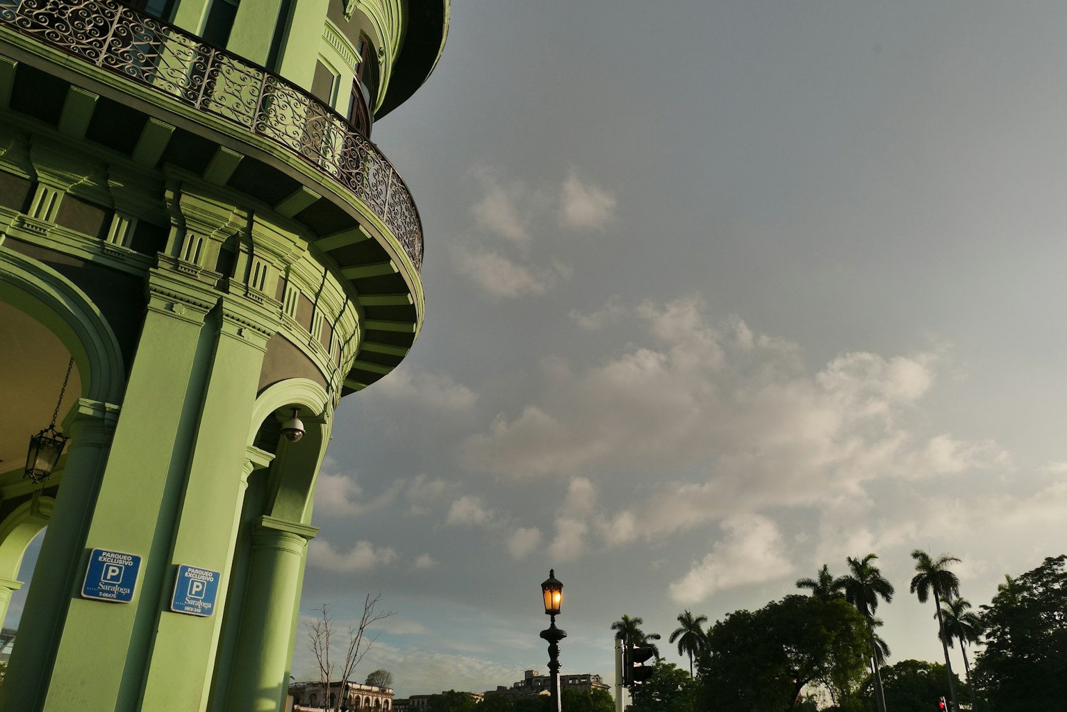 Edificio verde con cielo nuvoloso sullo sfondo