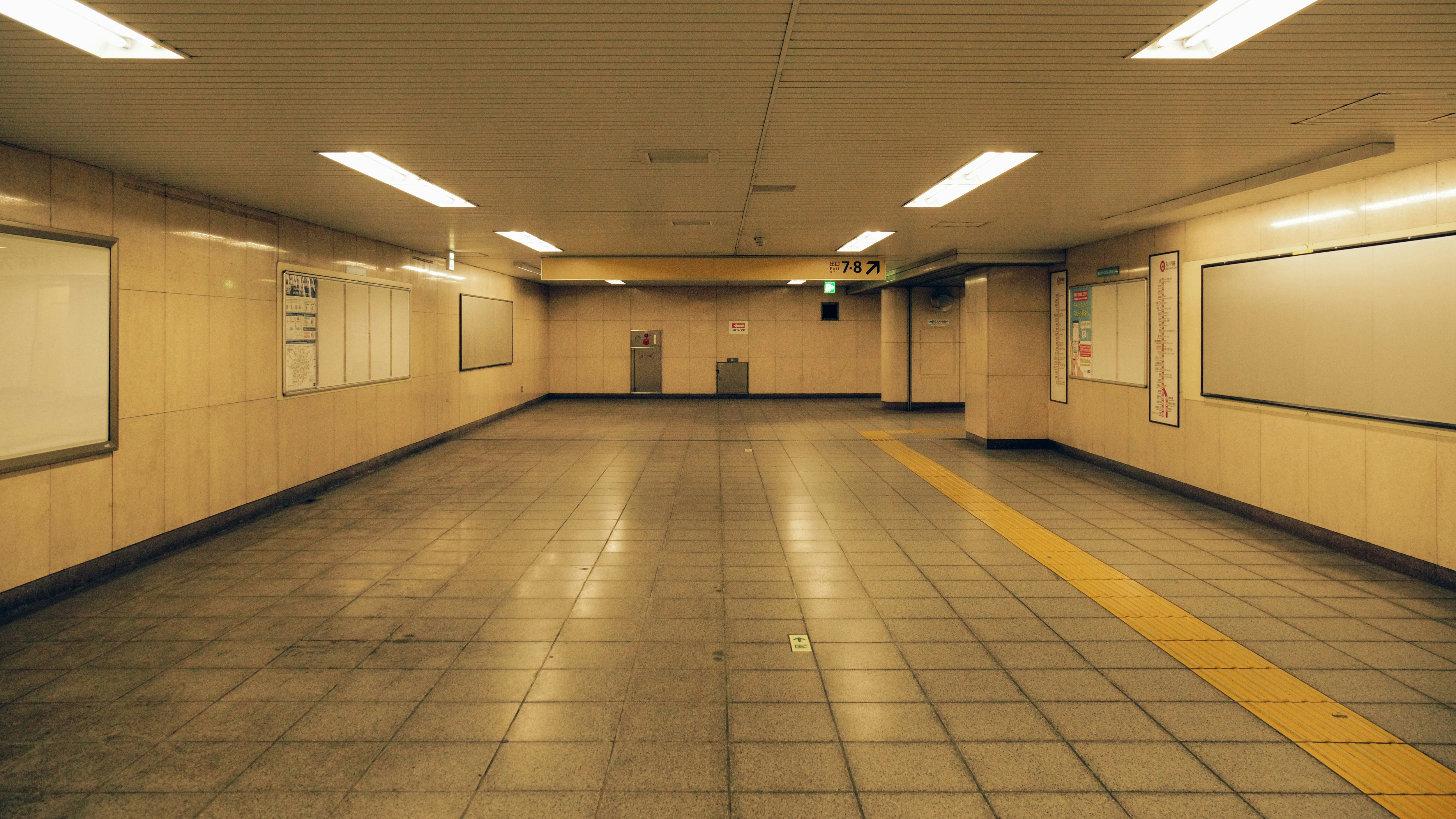 誰もいない地下道の長い通路