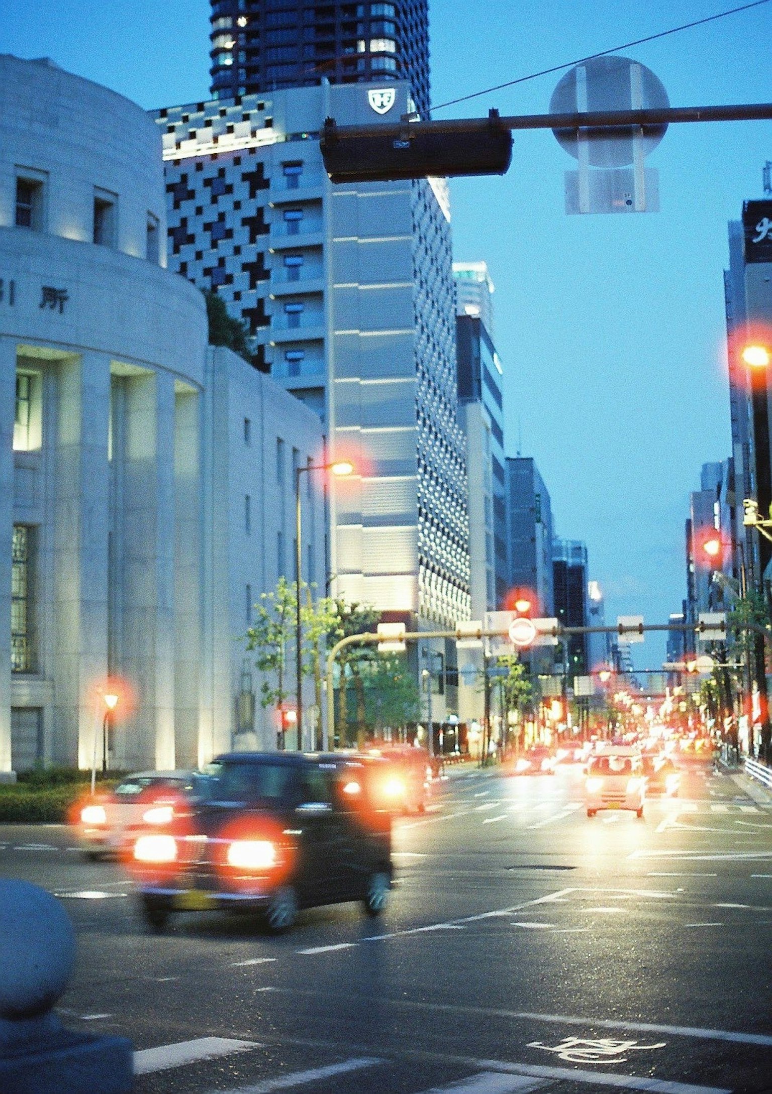 Scena notturna urbana con semafori e auto in movimento edifici illuminati