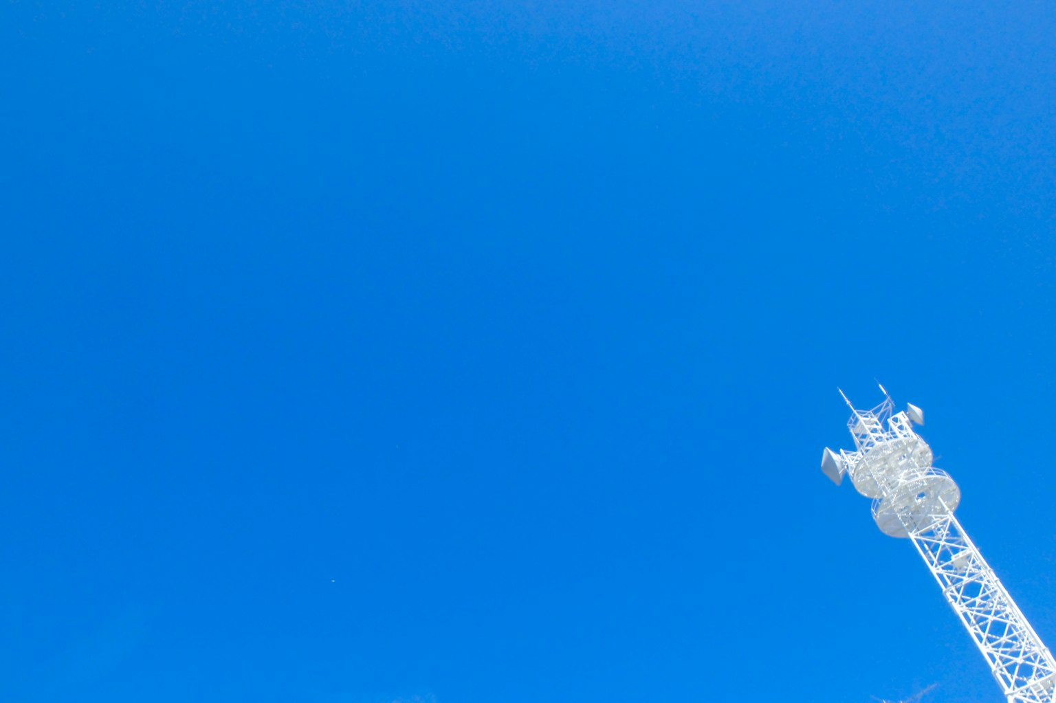 Tour de communication contre un ciel bleu clair