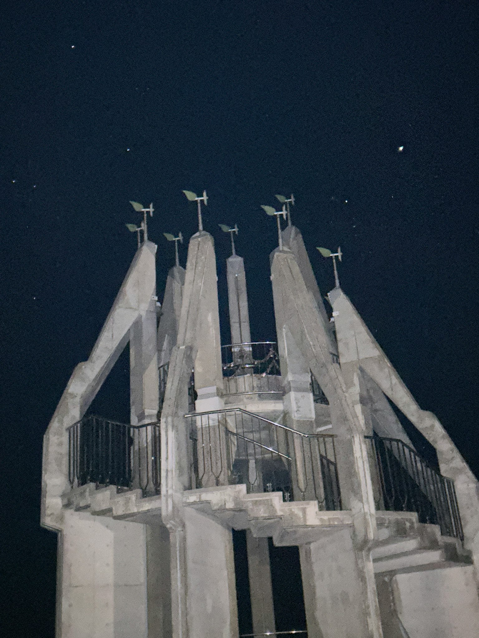 夜空下独特结构与风力涡轮机