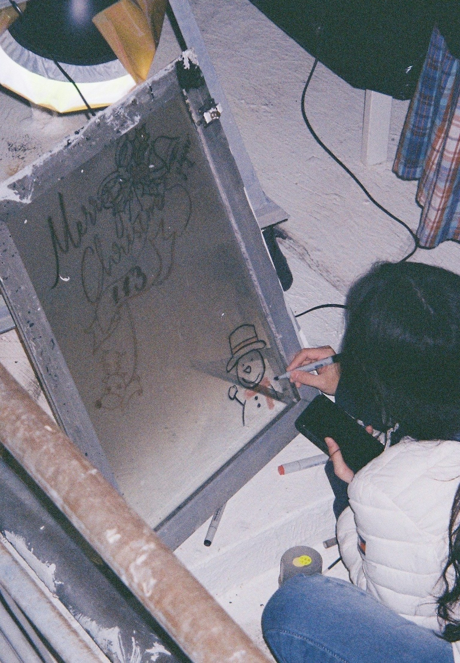 女性が鏡に絵を描いている様子