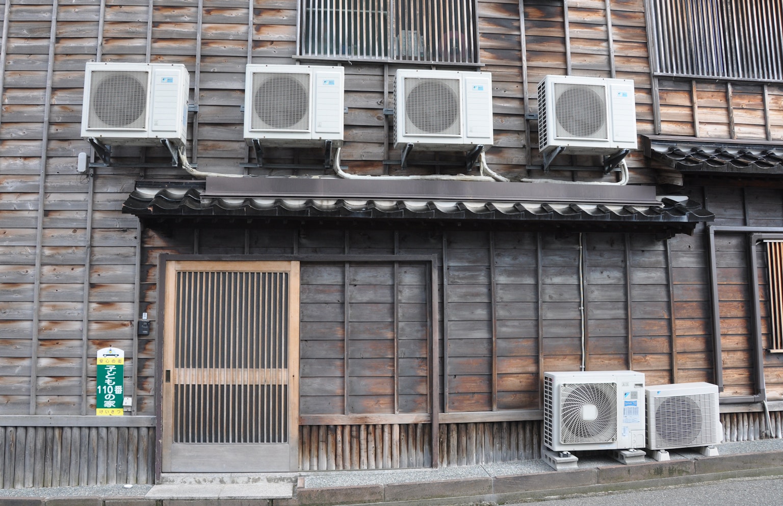 传统日本建筑，木墙和多个空调单元