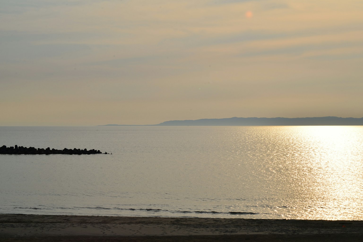 Mare calmo con riflessi di luce morbida