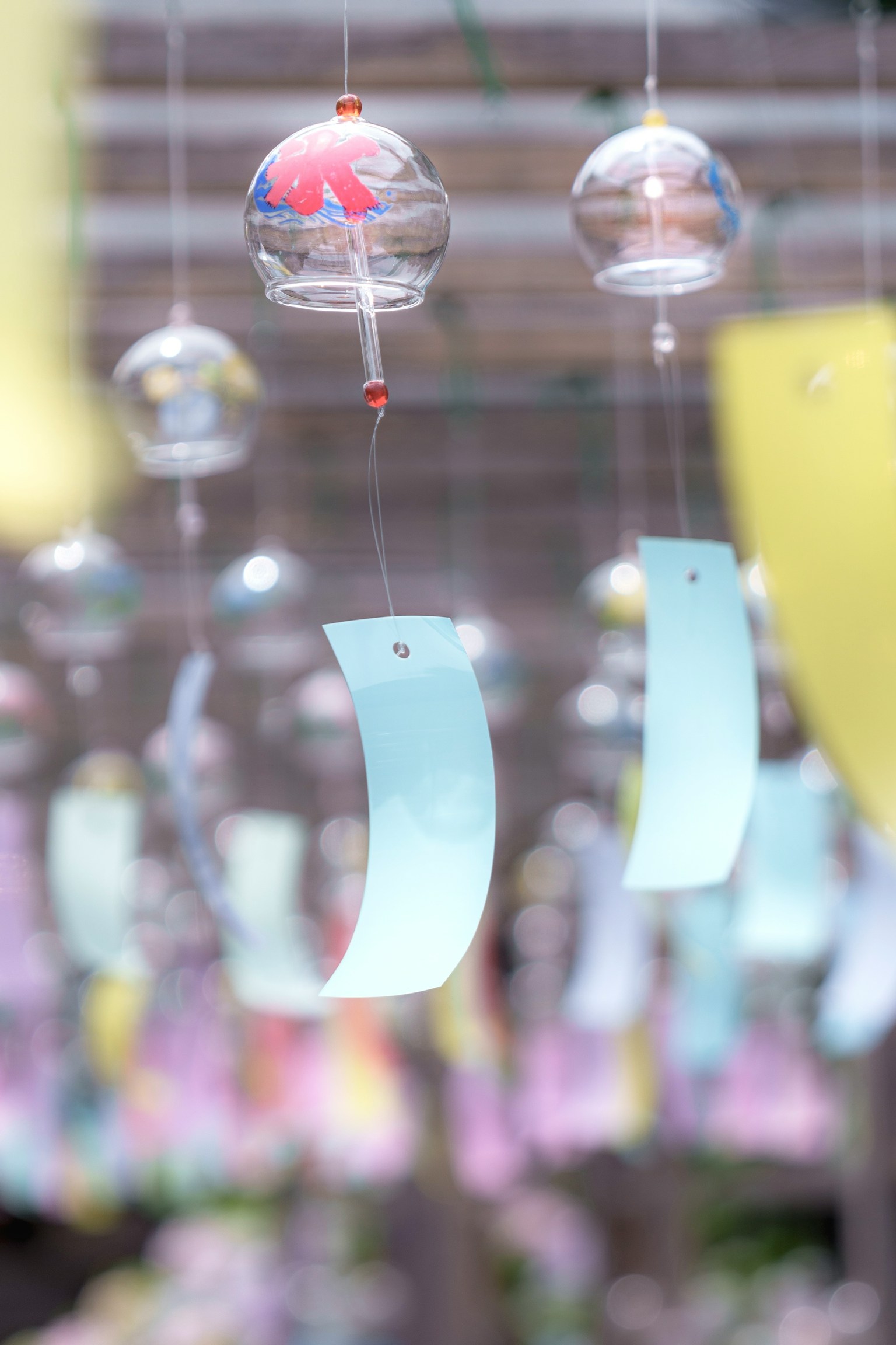 Cảnh sắc đầy màu sắc với chuông gió và thẻ tin nhắn treo