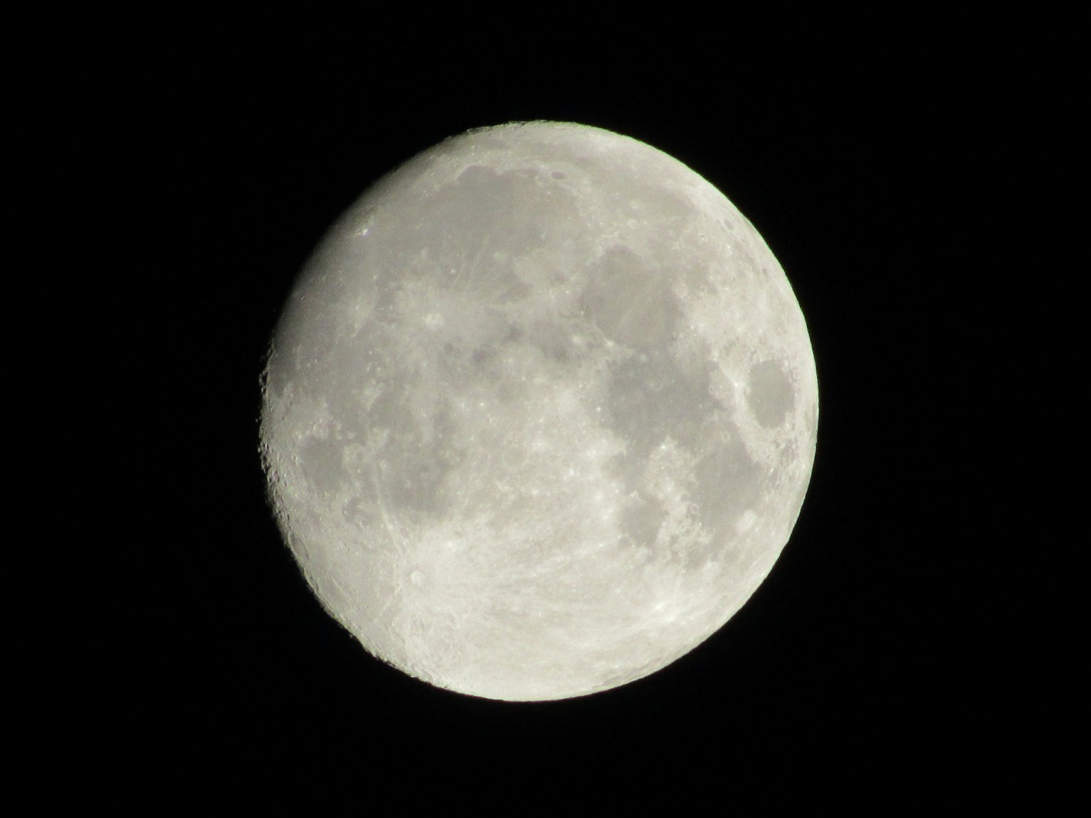 Lune pleine brillante flottant dans un ciel nocturne sombre