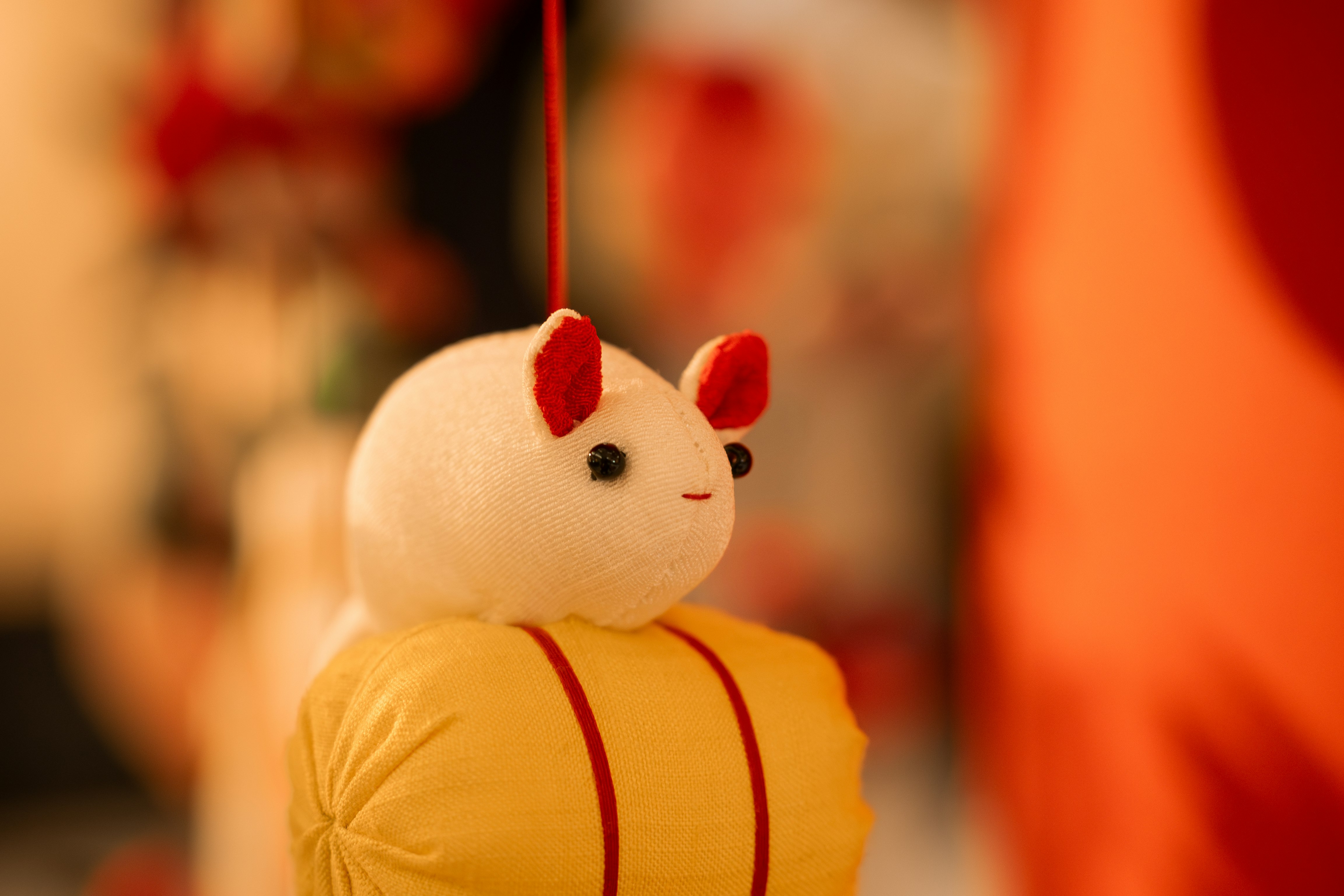 赤い角のぬいぐるみが揺れる室内の飾り画像