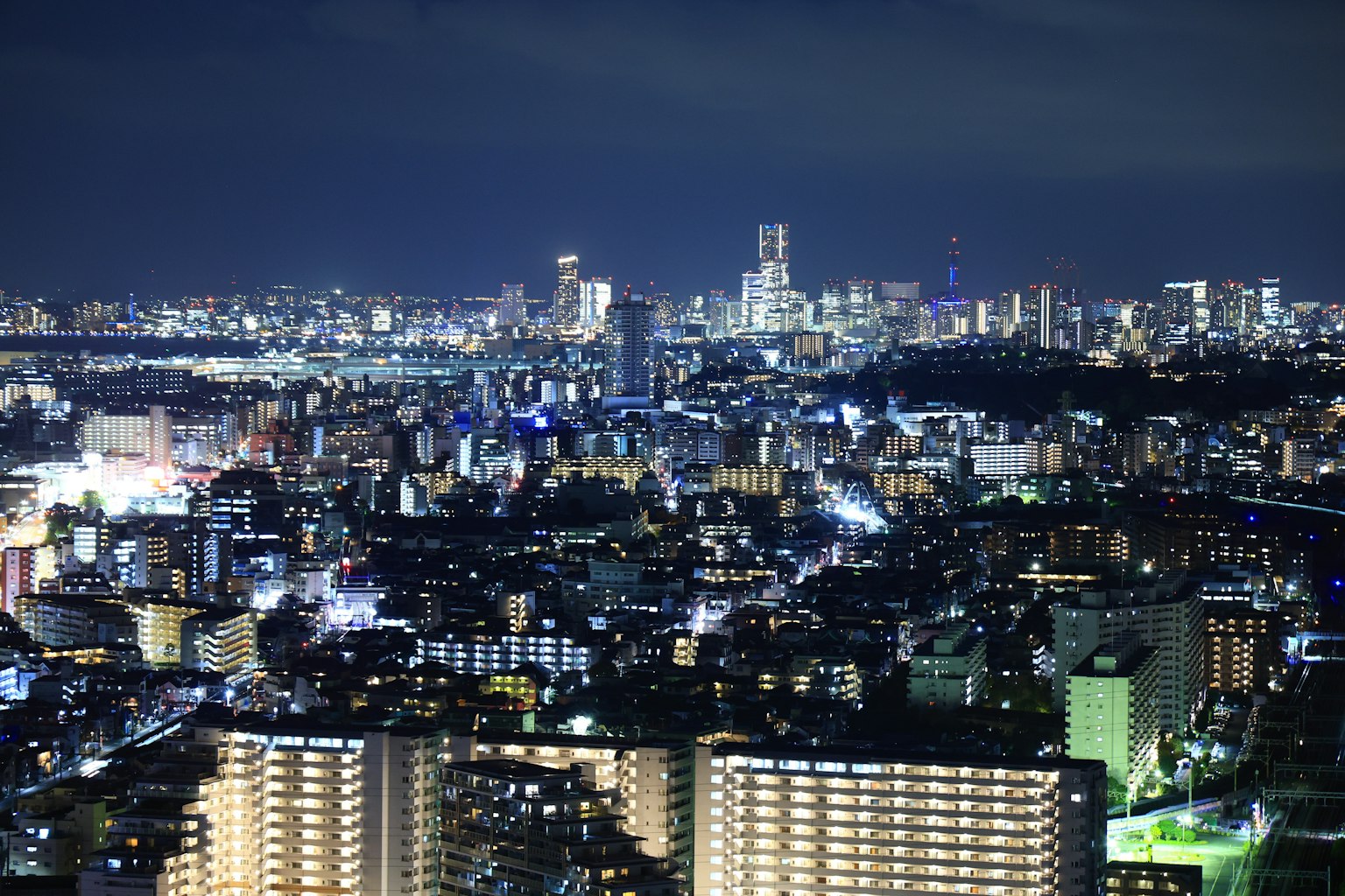 Pemandangan malam Tokyo dengan gedung-gedung yang diterangi dan lampu kota yang cerah