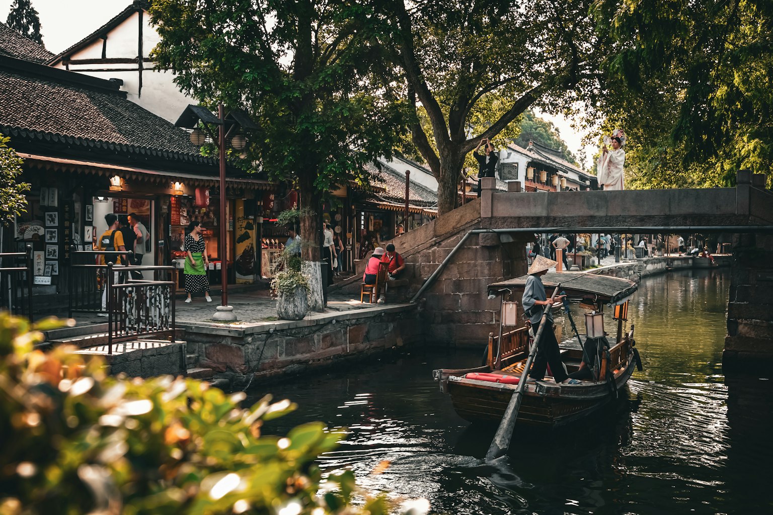 ทิวทัศน์ริมแม่น้ำที่สวยงามพร้อมเรือเล็กและร้านค้า