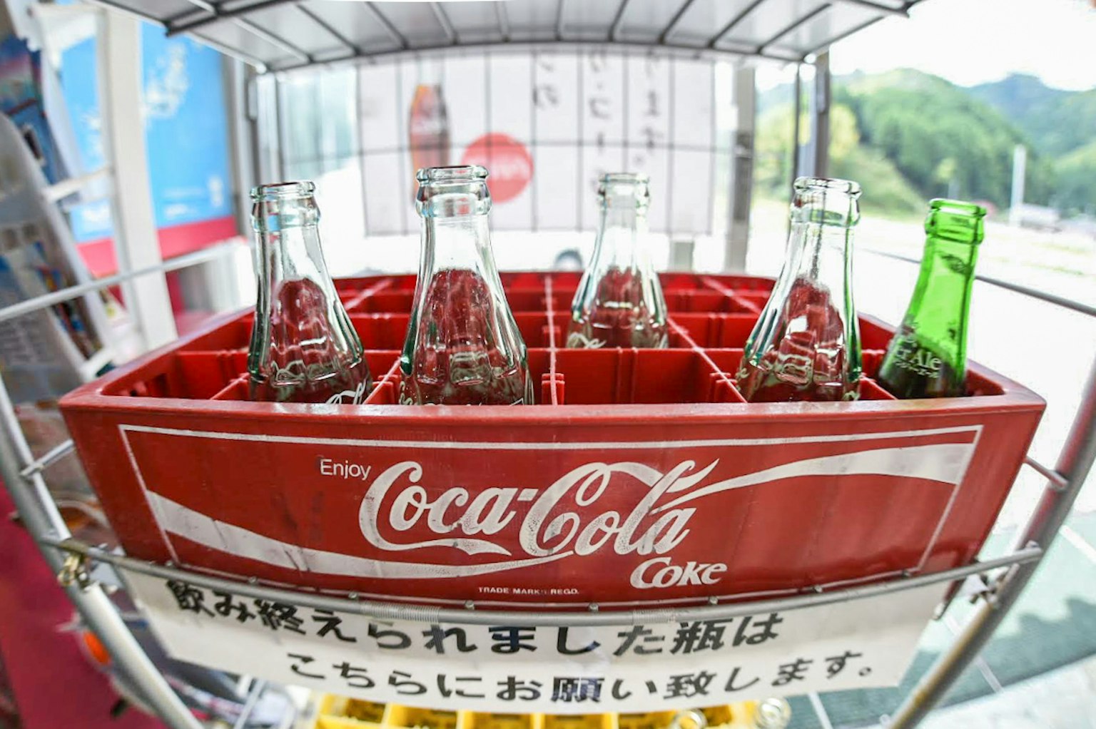 Chai thủy tinh Coca-Cola trong thùng đỏ