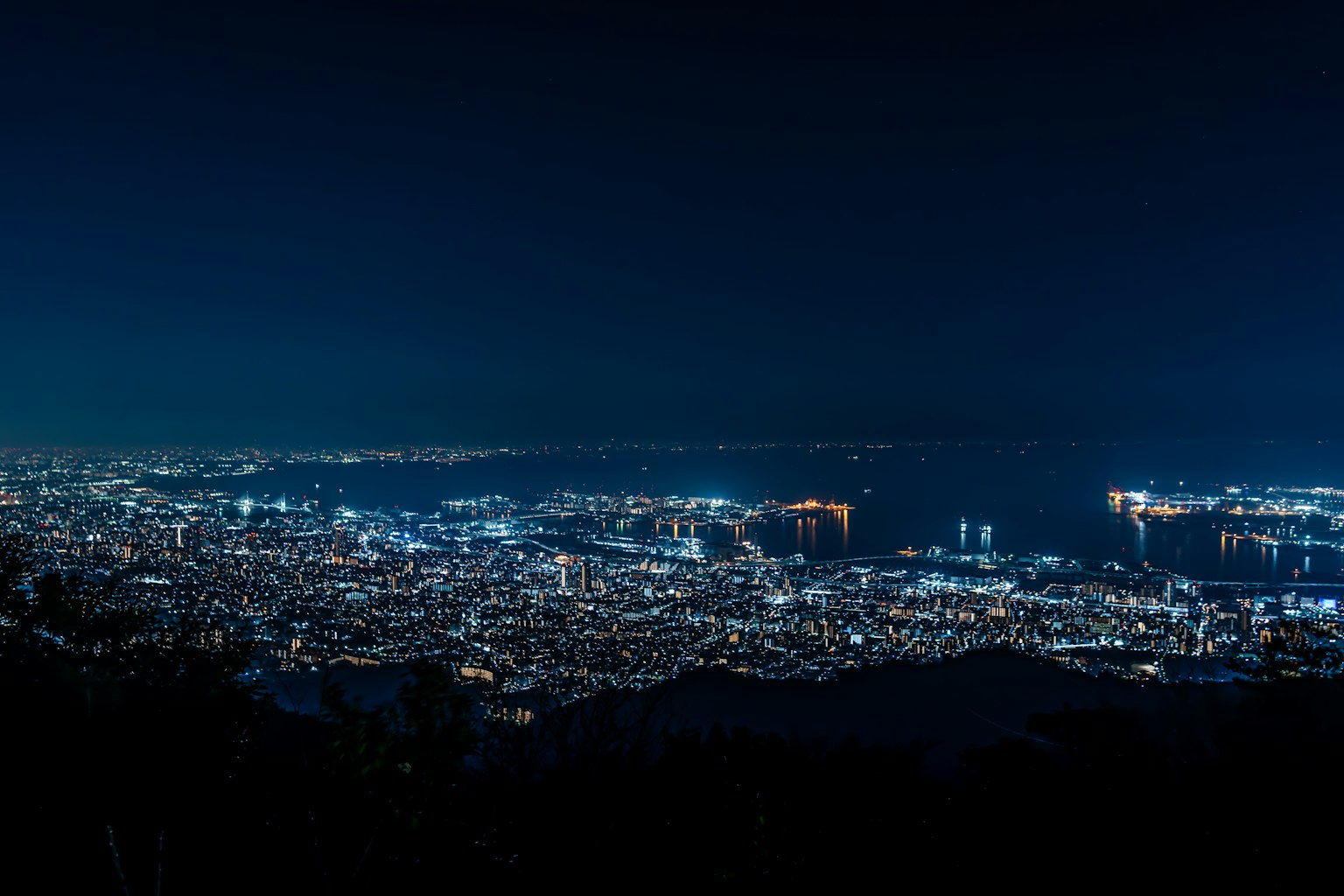 Vista panoramica di una città di notte luci scintillanti vista sul mare