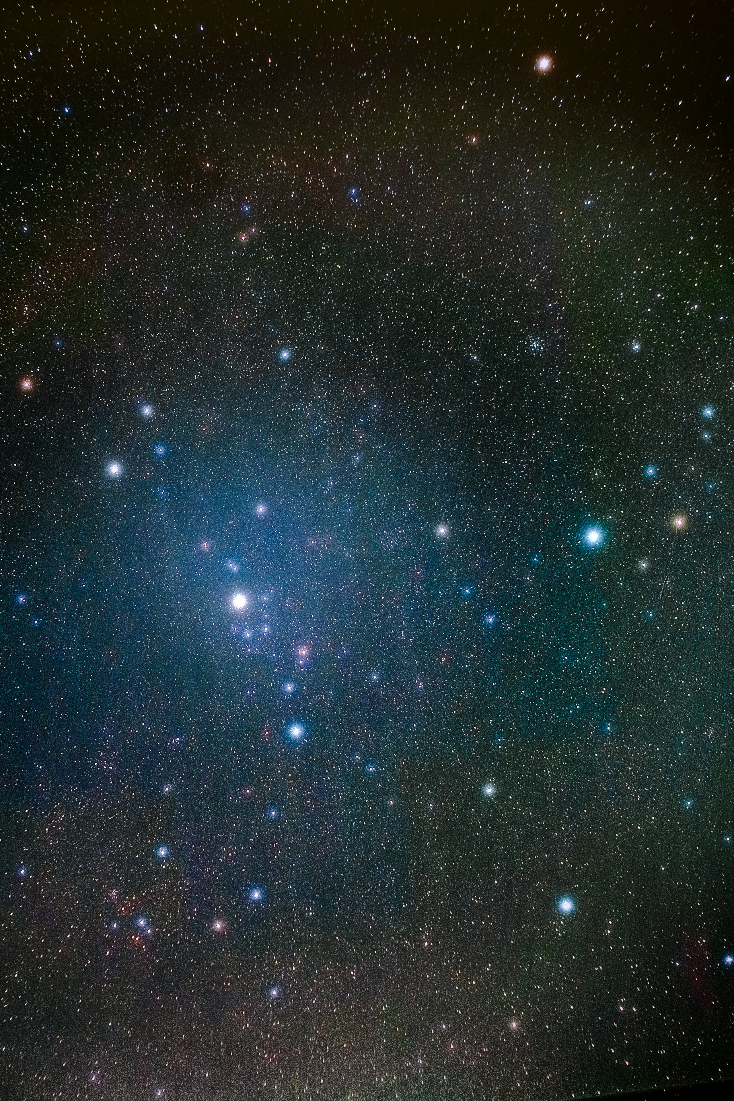 星雲與無數恆星鋪滿夜空