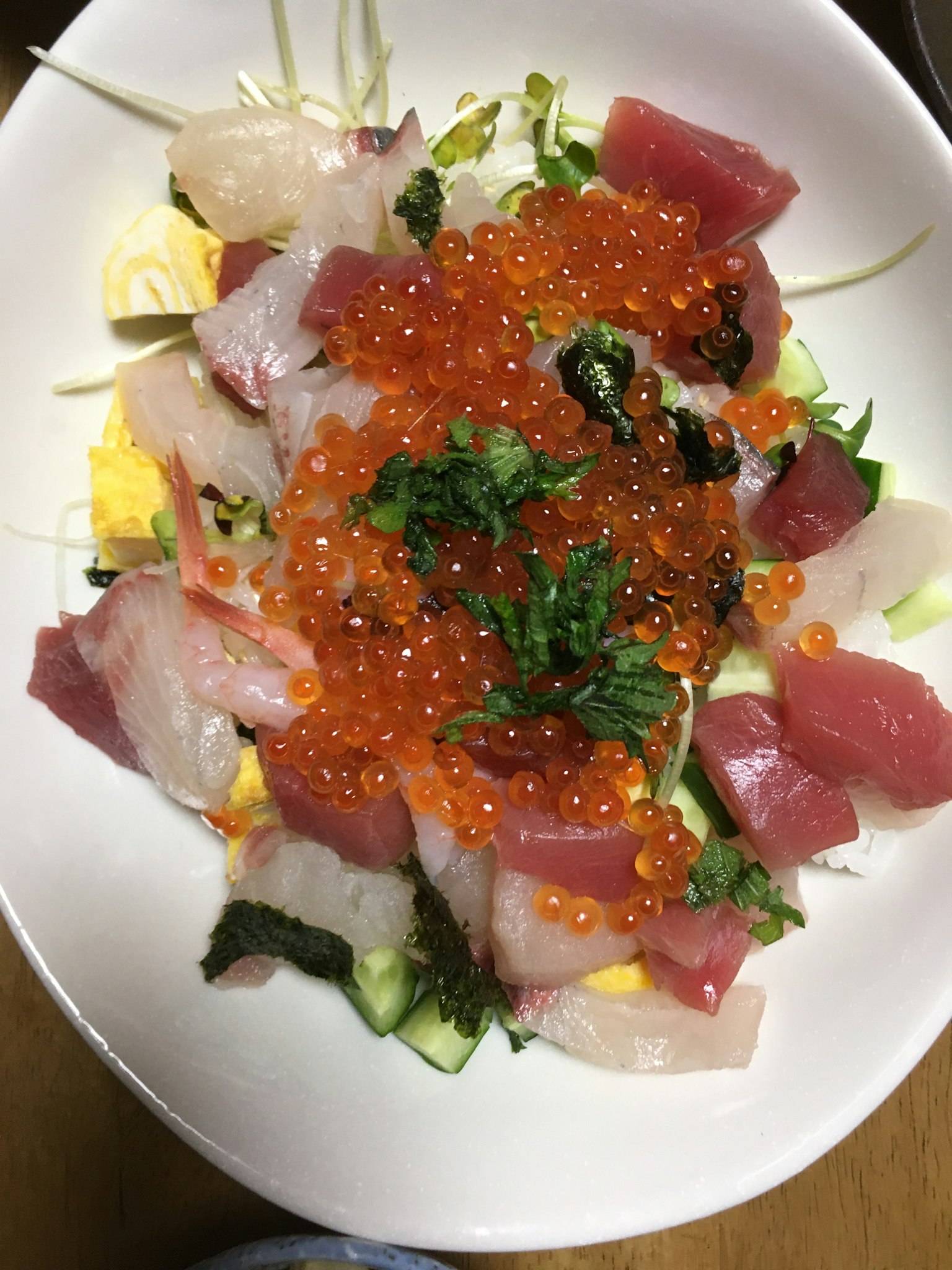 Fresh sashimi with salmon roe and assorted vegetables