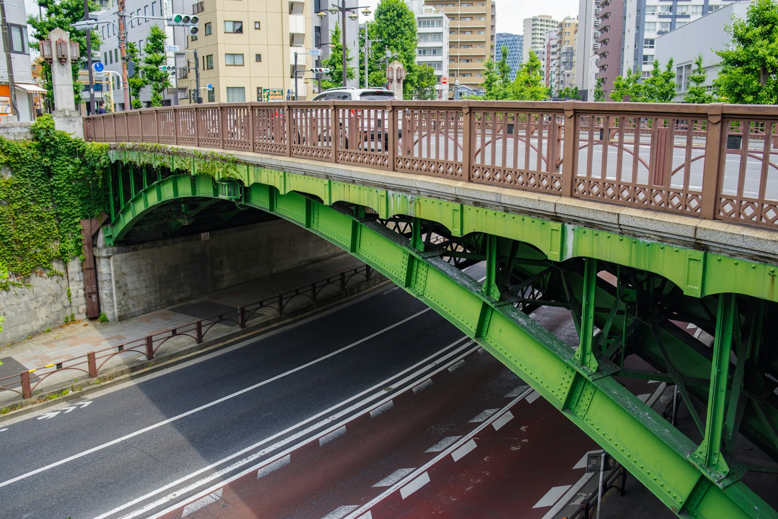 Pont en arc vert surplombant une rue de la ville