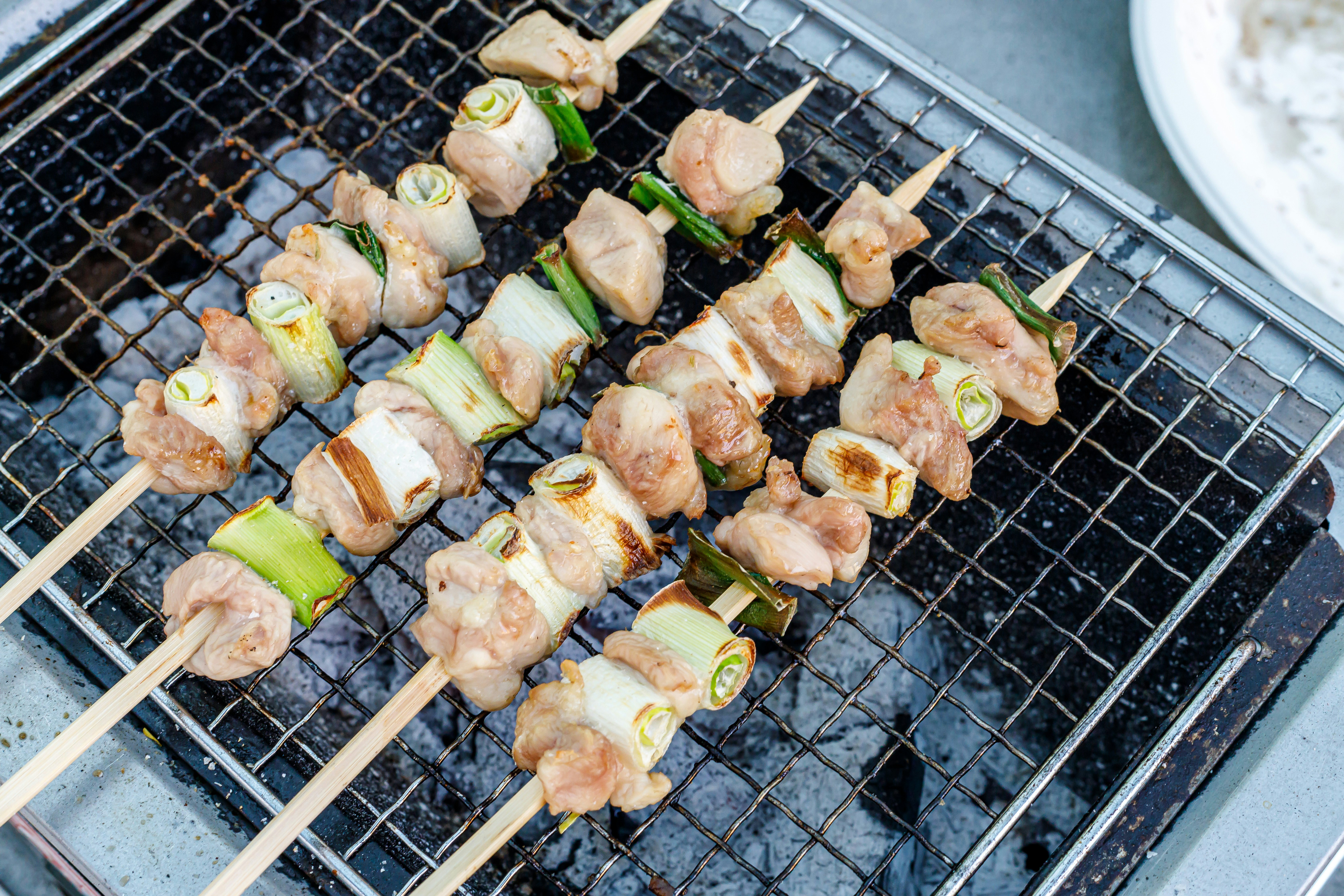 炭火上烤制的鸡肉串（葱段）