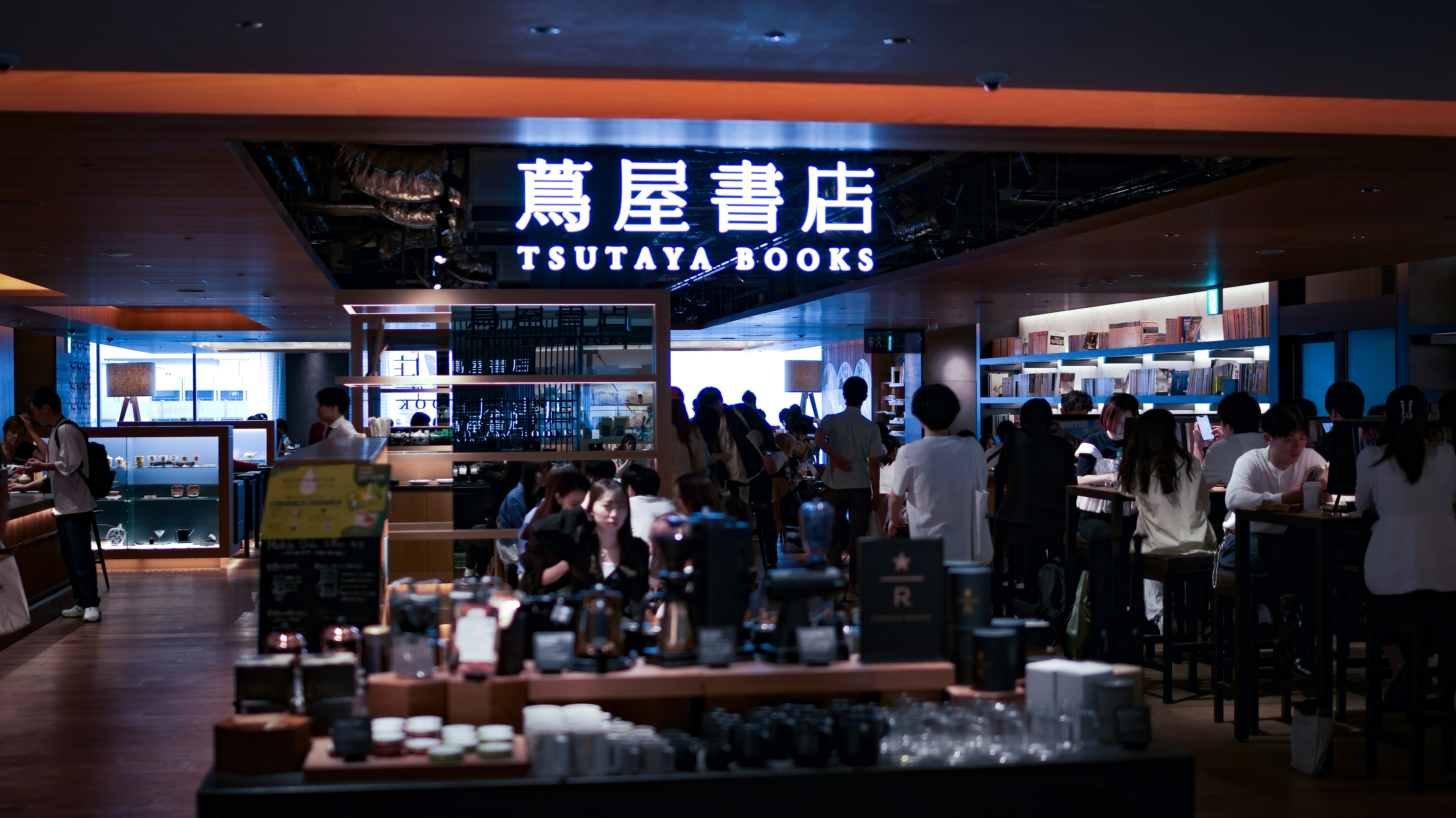 書店の店内で本棚と買い物客が並ぶ光景