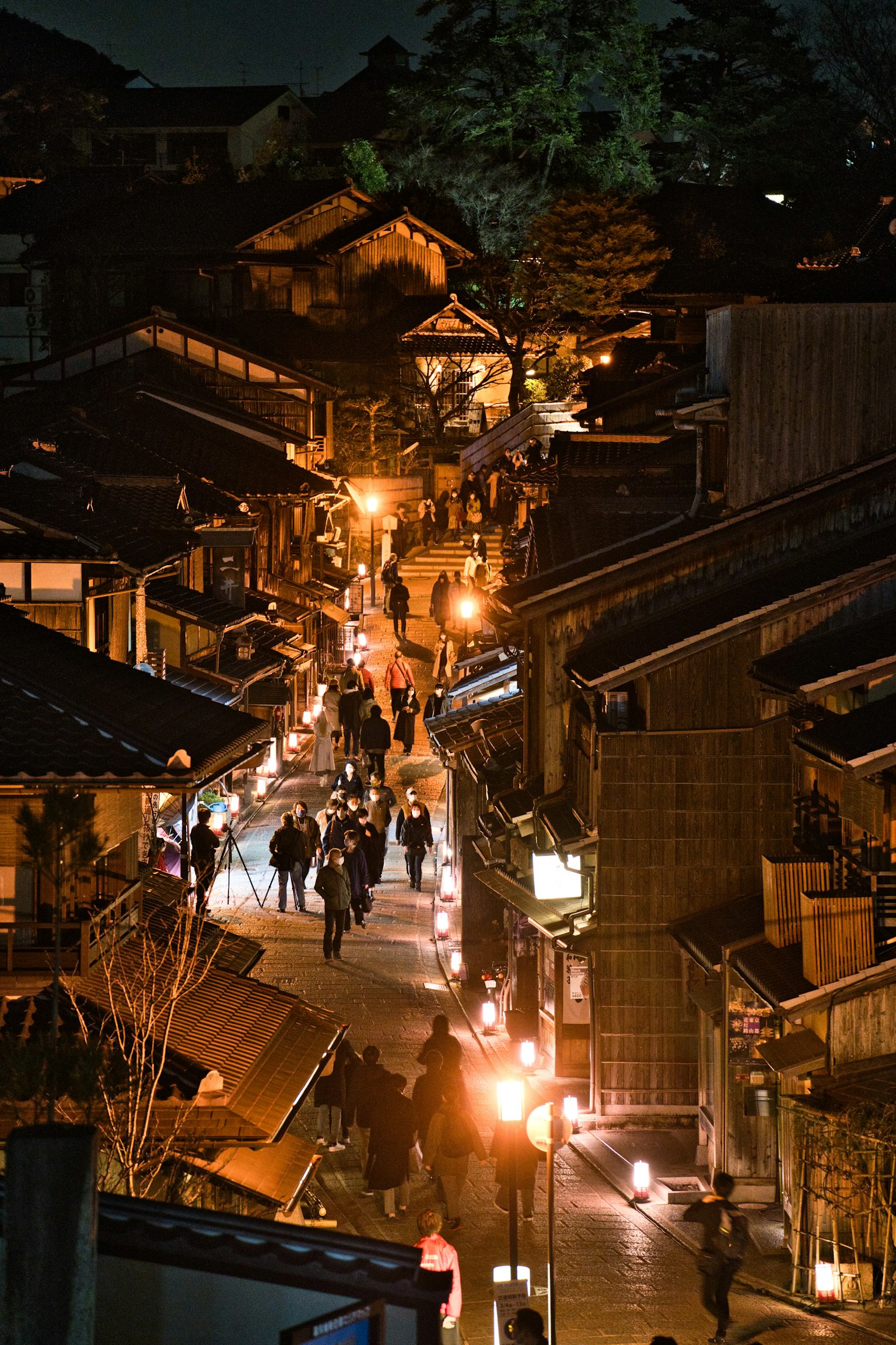 Traditionelle Straßen von Kyoto bei Nacht mit warmem Licht