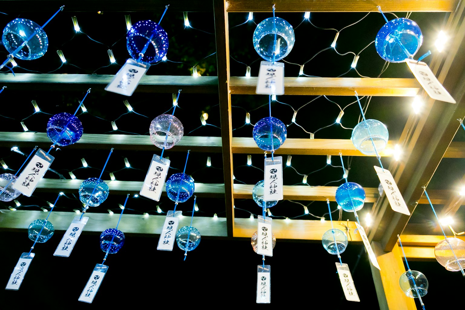 Campanillas azules colgantes con etiquetas en un entorno interior