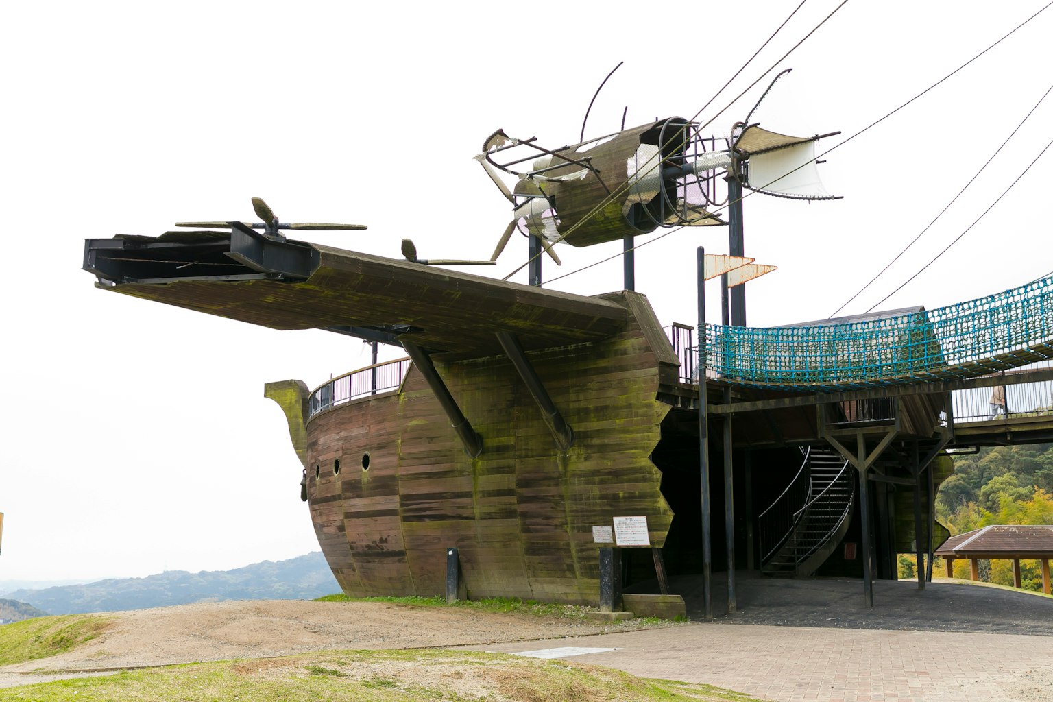 Estructura de barco única con paisajes naturales