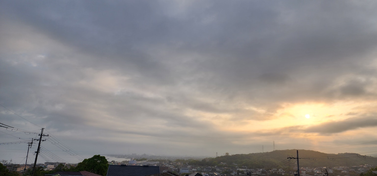 Cielo nuvoloso con vista sul tramonto su un paesaggio