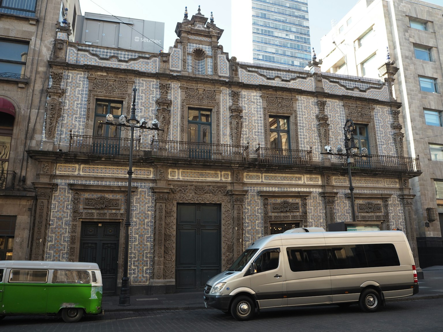 Tòa nhà lịch sử ở Thành phố Mexico với xe hiện đại đậu trước