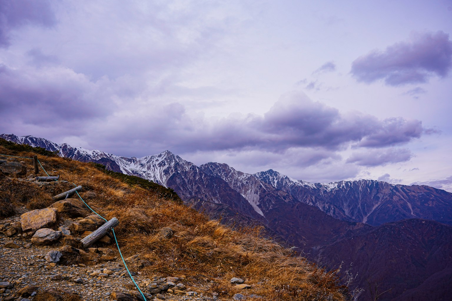 雲層覆蓋的山景
