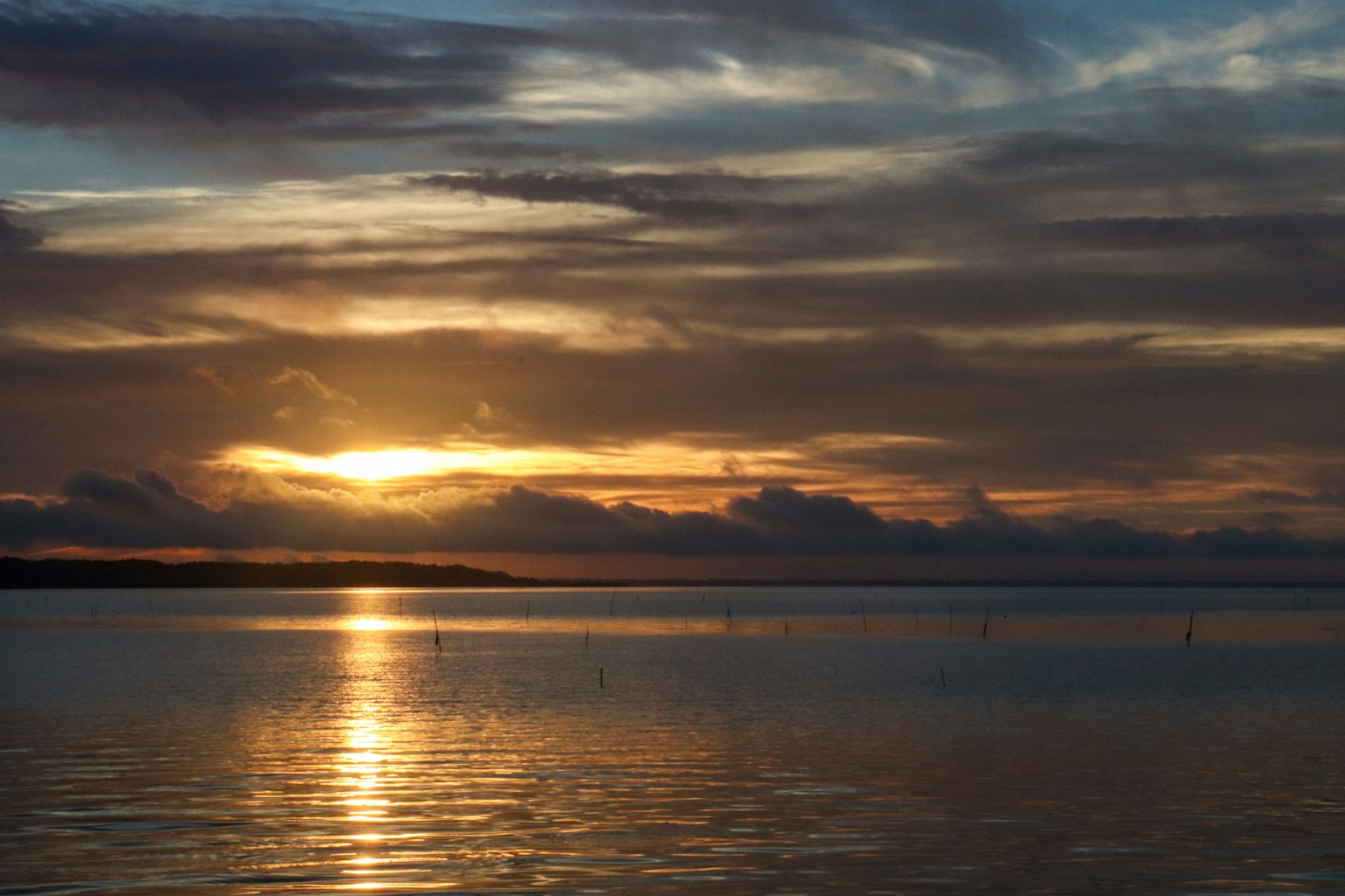 Magnifique coucher de soleil se reflétant sur la surface de l'eau