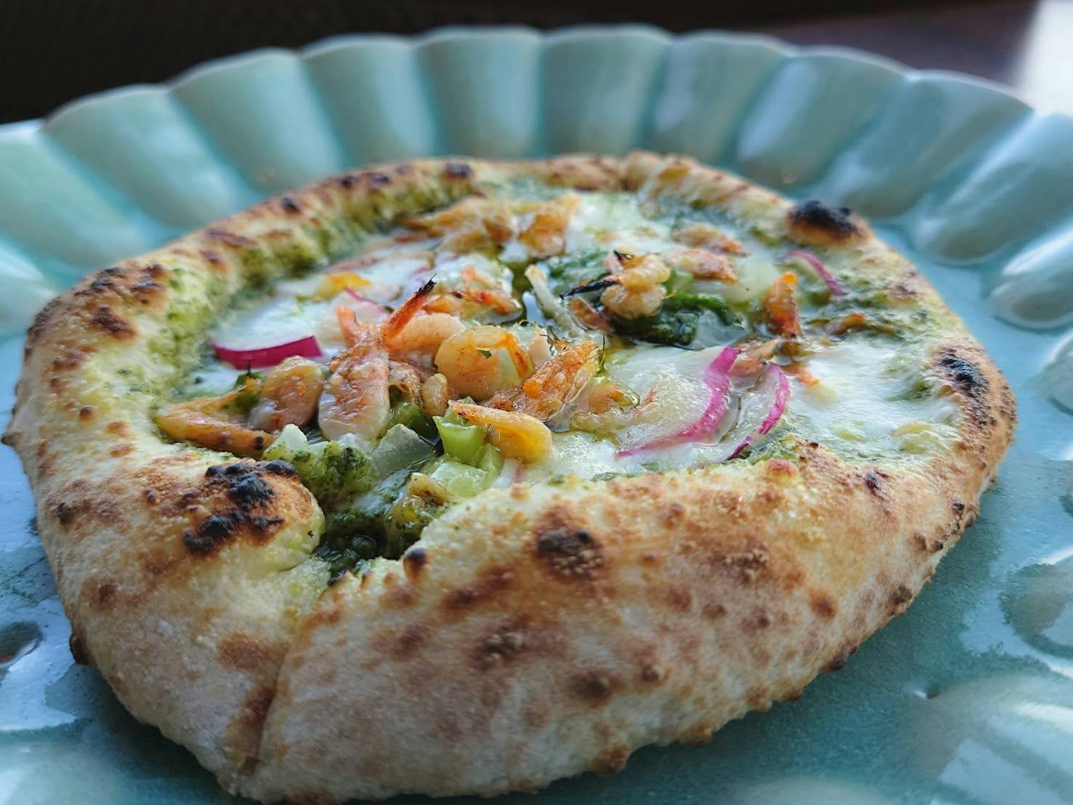 Pizza baru dipanggang dengan topping sayuran berwarna-warni