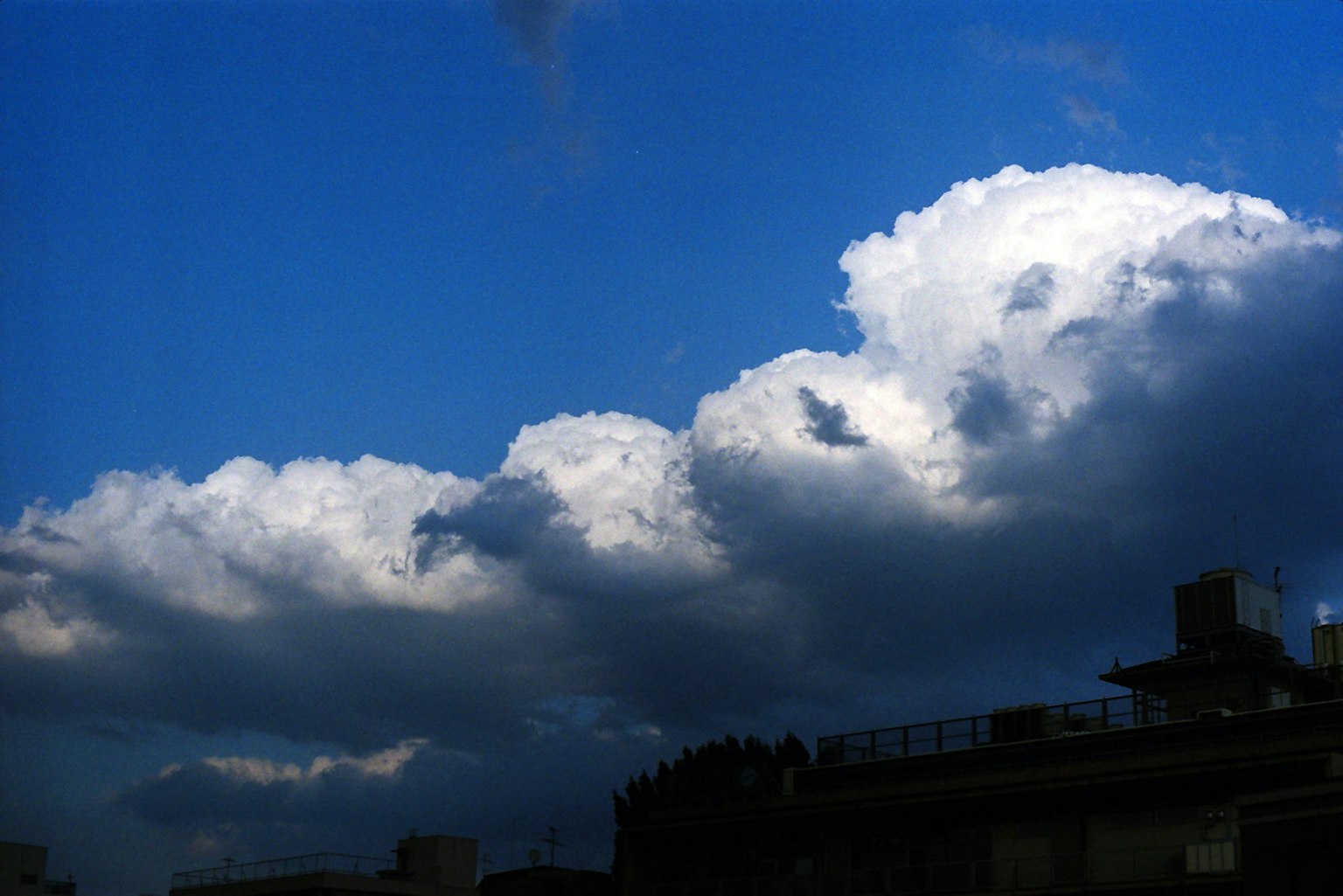 Contraste de nubes blancas y oscuras contra un cielo azul