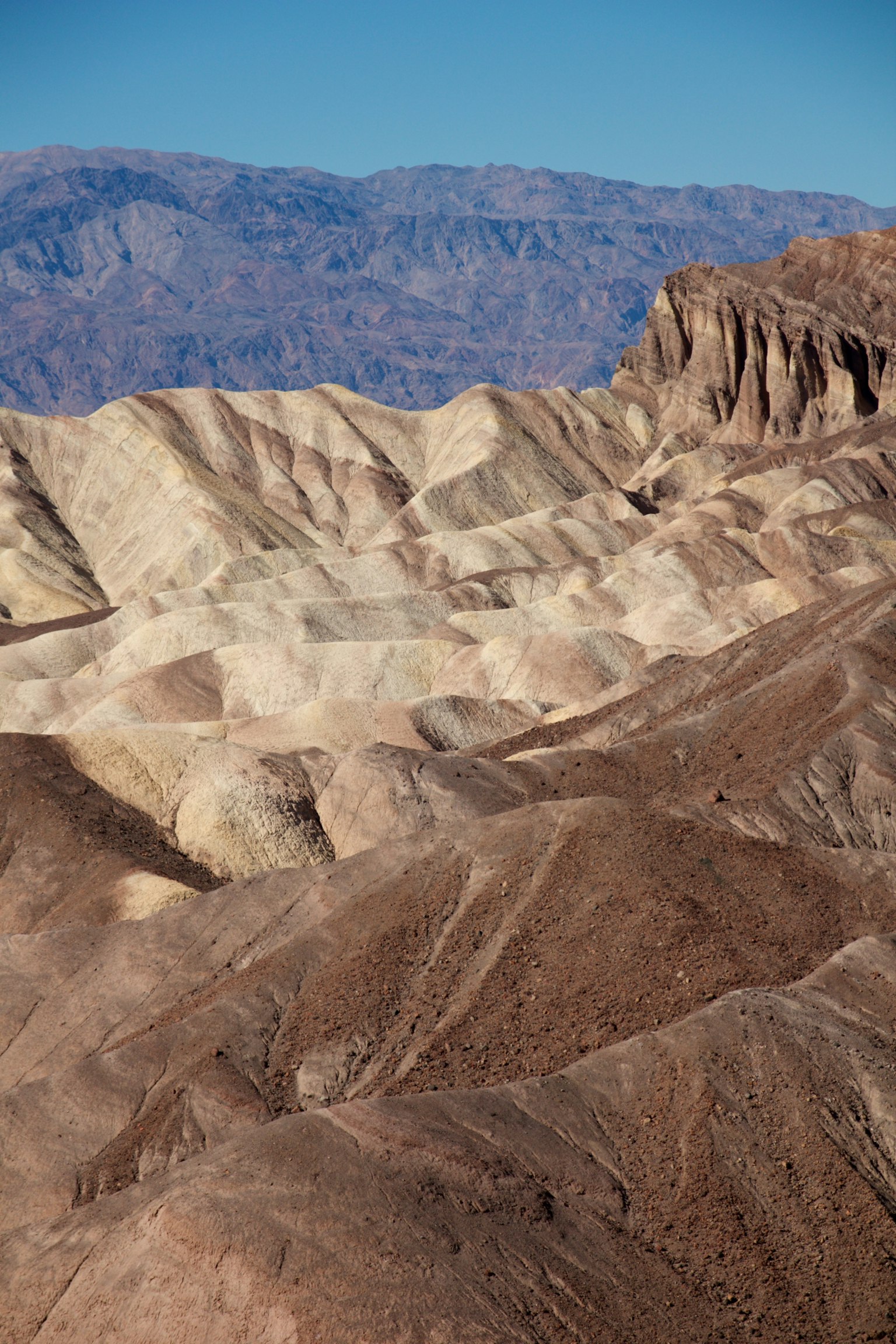 Lanskap beragam di Death Valley dengan warna dan tekstur yang bervariasi