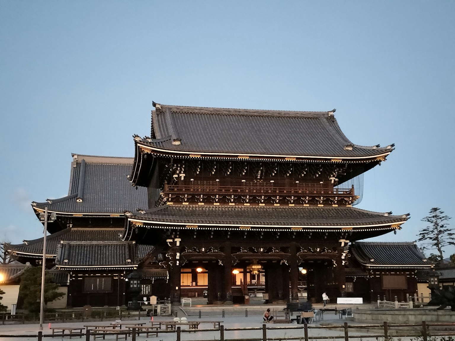 傳統日本寺廟建築在藍天之下