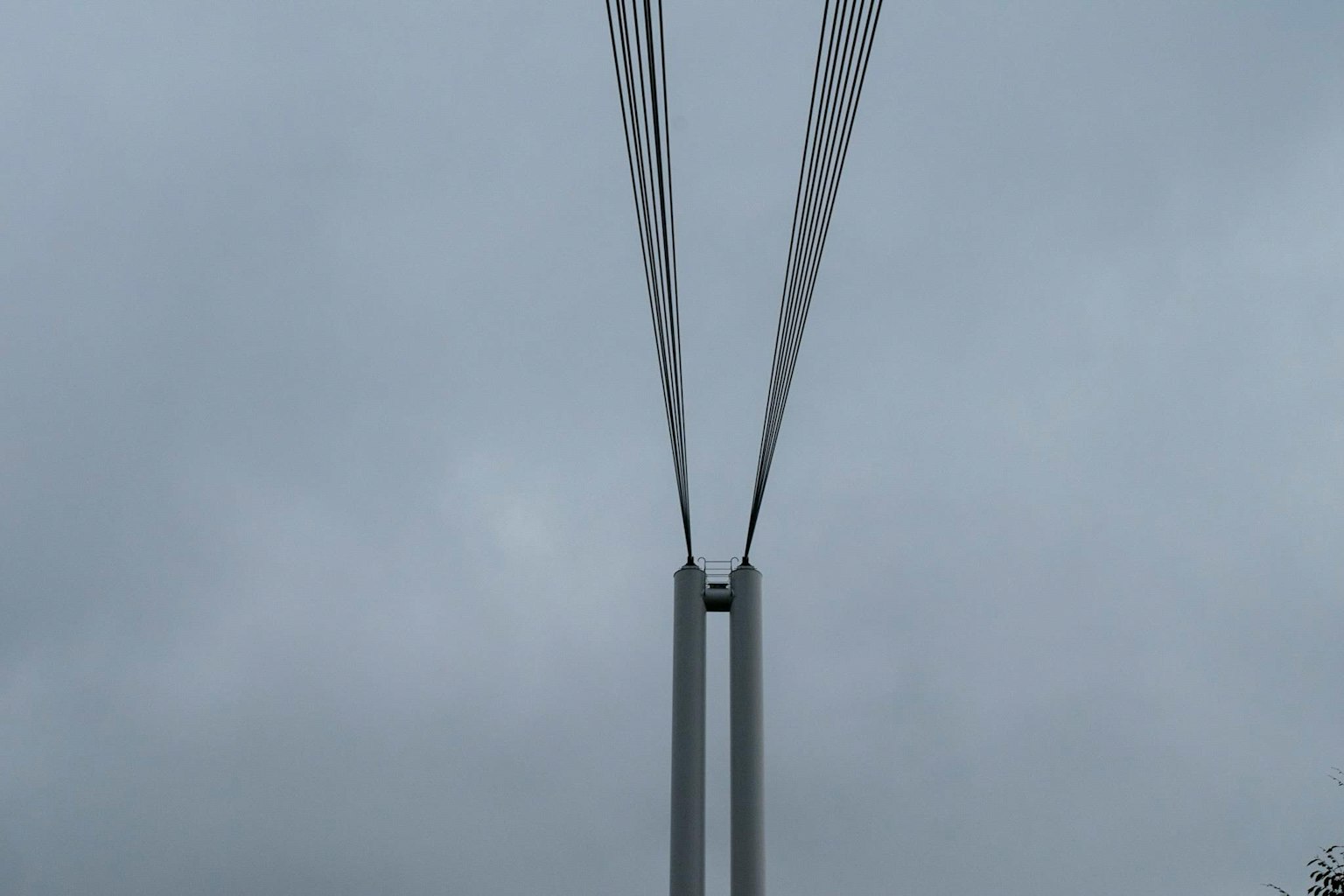 橋樑纜索伸向陰雲密布的天空