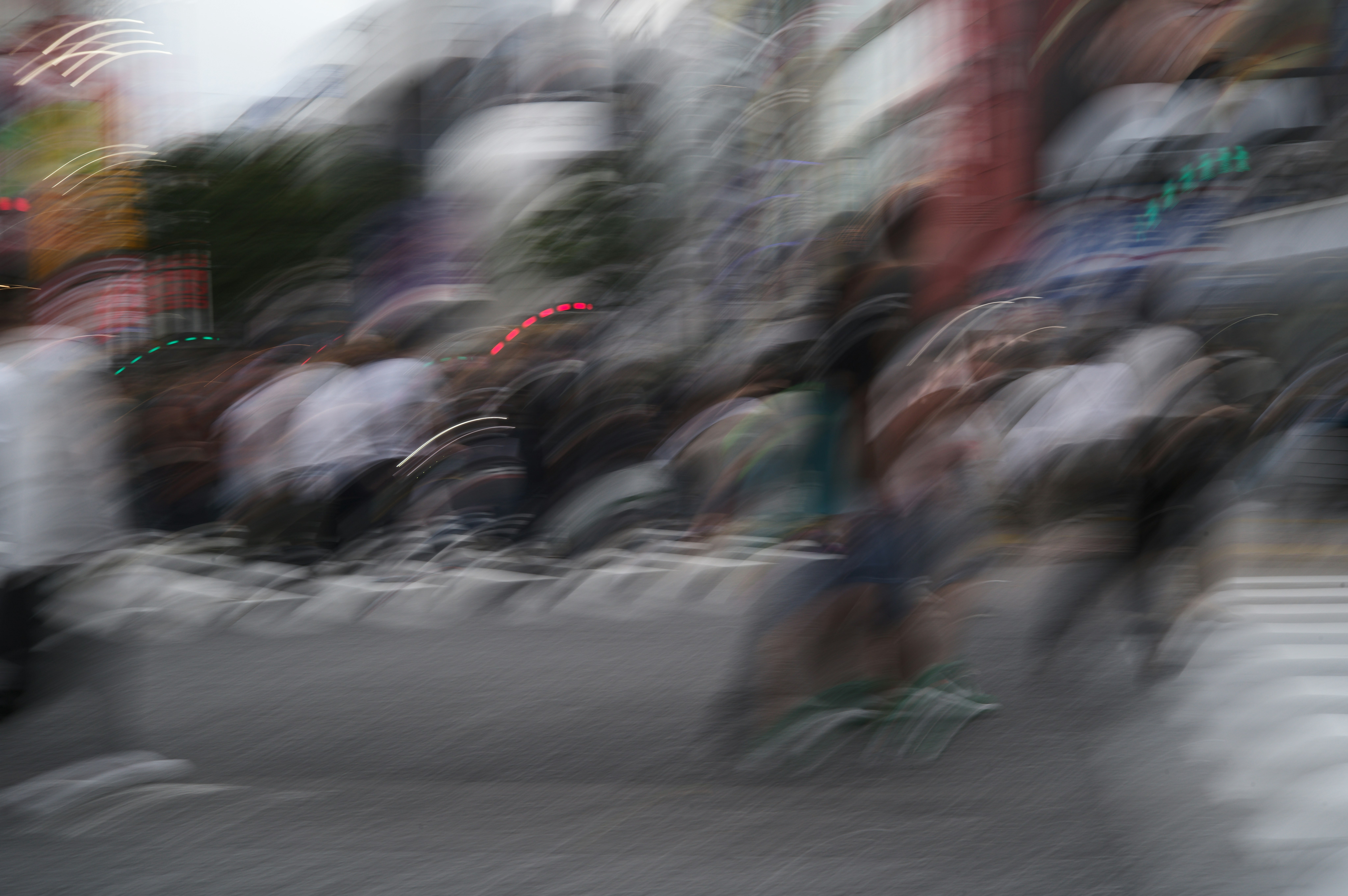 人混みの中を走るバスと車のある街の通り
