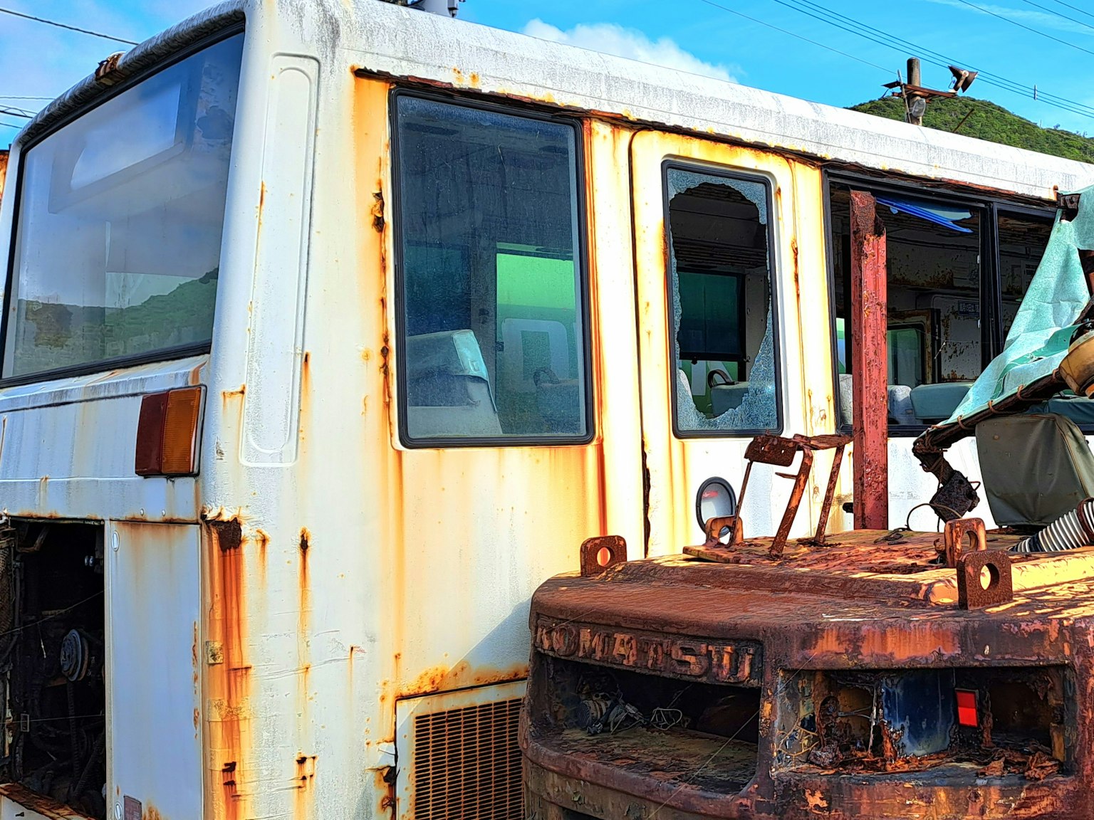 老旧卡车驾驶室和生锈的前部