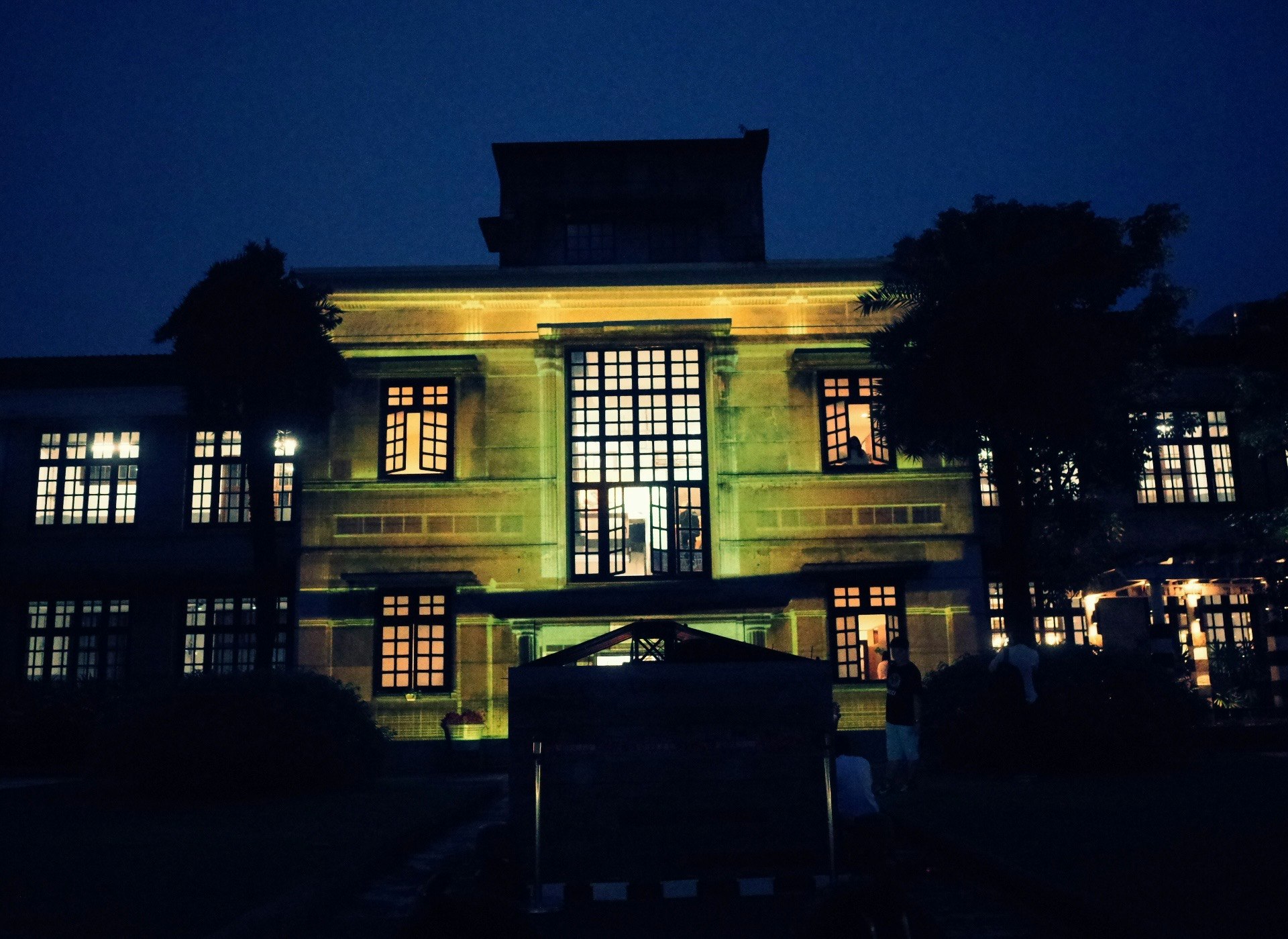夜のライトアップされた歴史的建物の正面