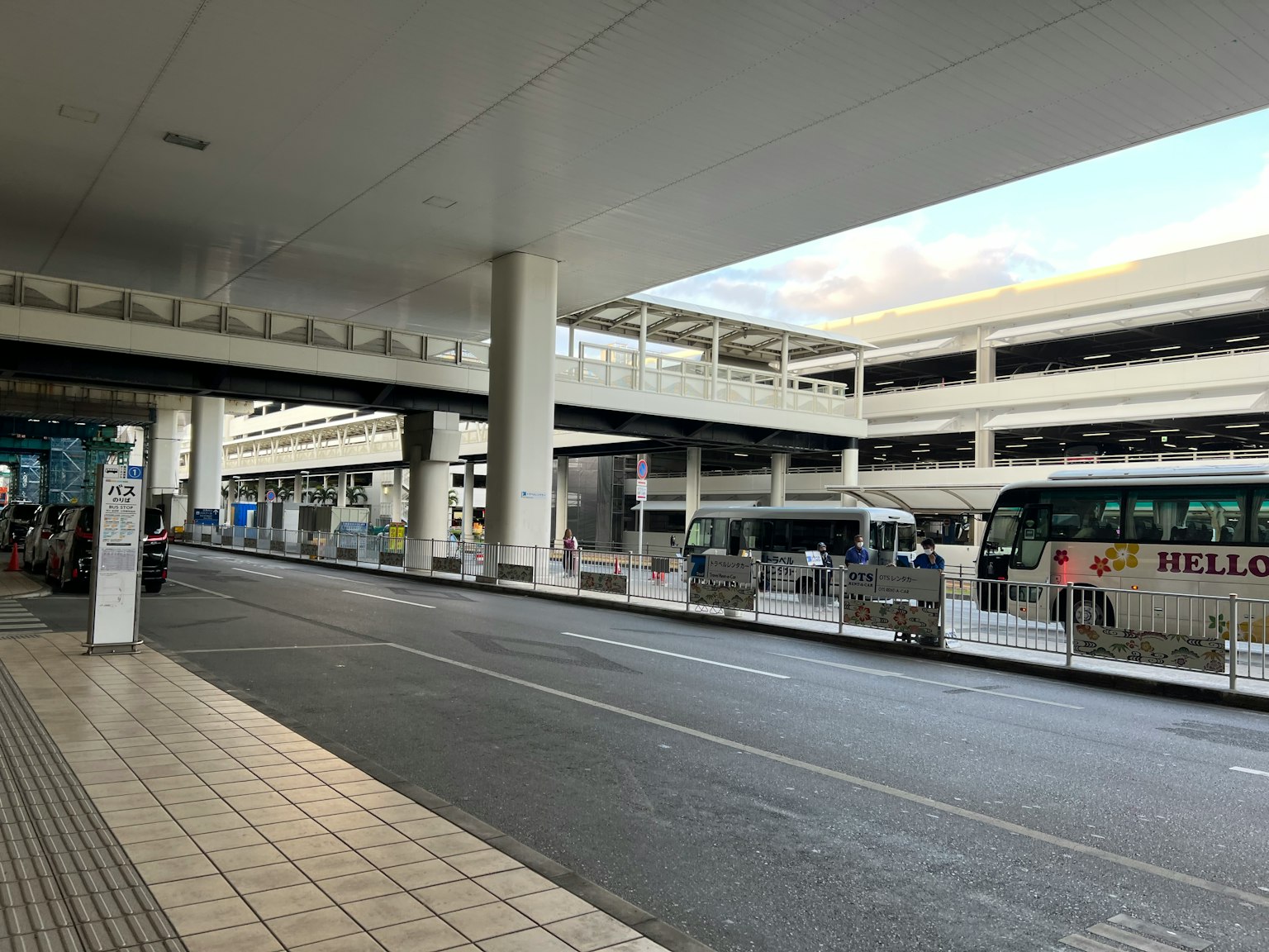 机场巴士站和多层交通空间