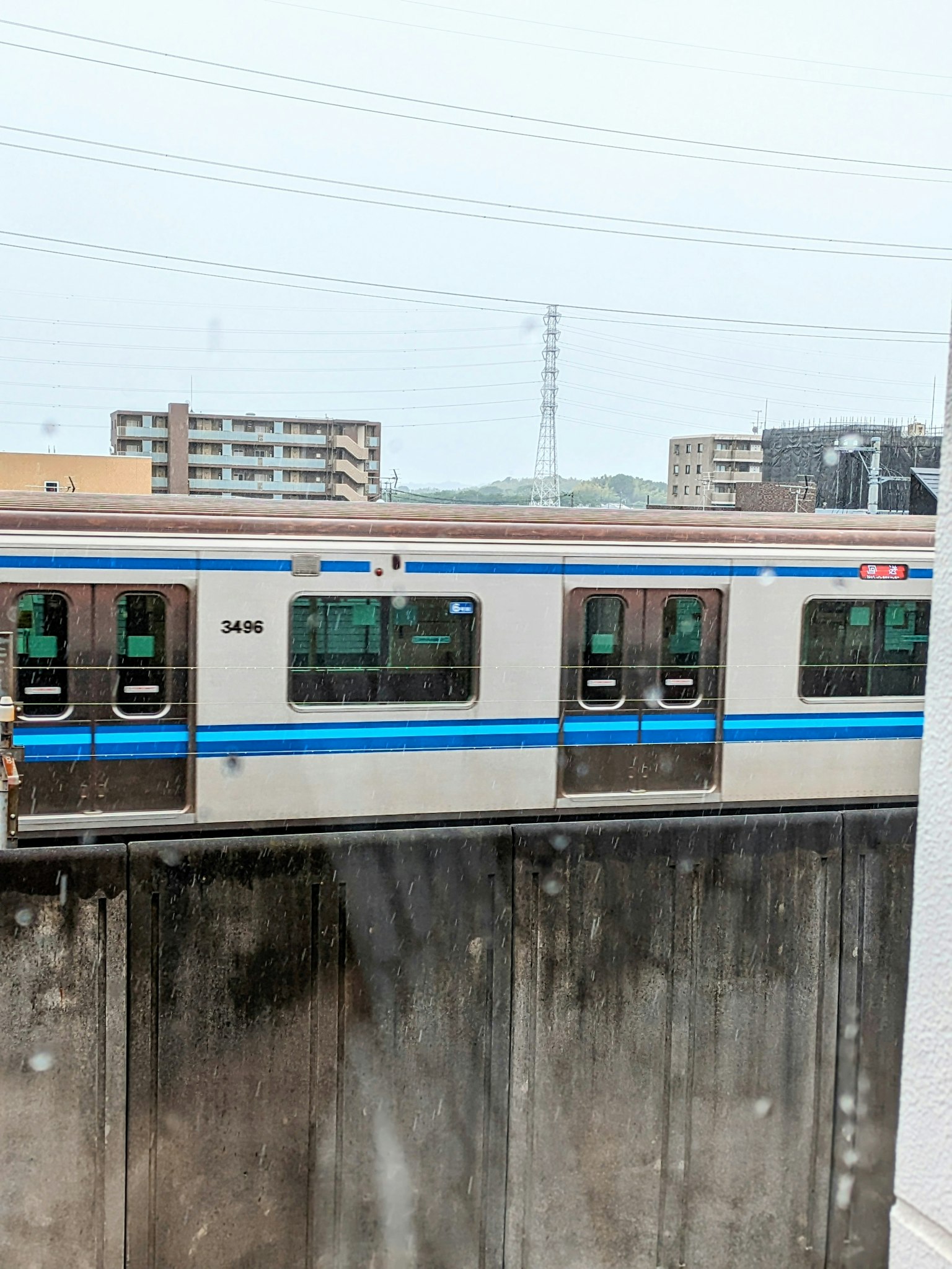 รถไฟฟ้าผ่านภูมิทัศน์ในเมือง
