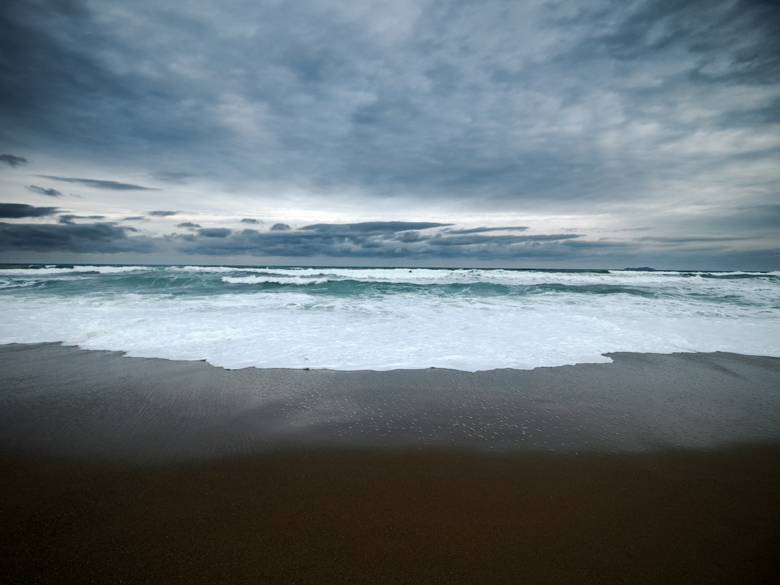 Mar agitado con nubes oscuras en el horizonte
