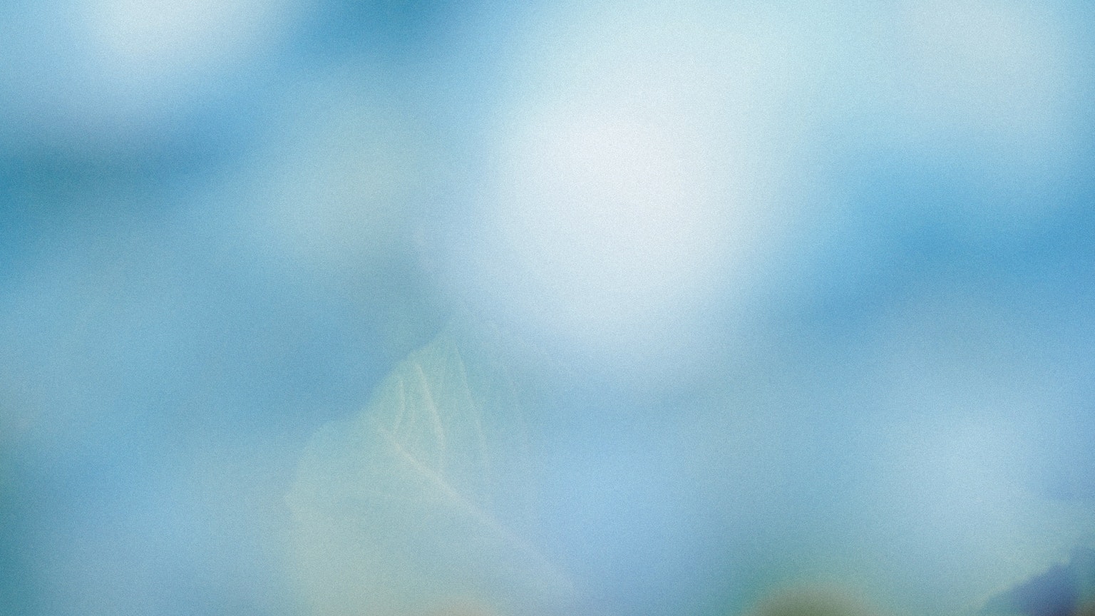 Gambar abstrak dengan latar belakang biru kabur dan bentuk lembut dalam warna terang